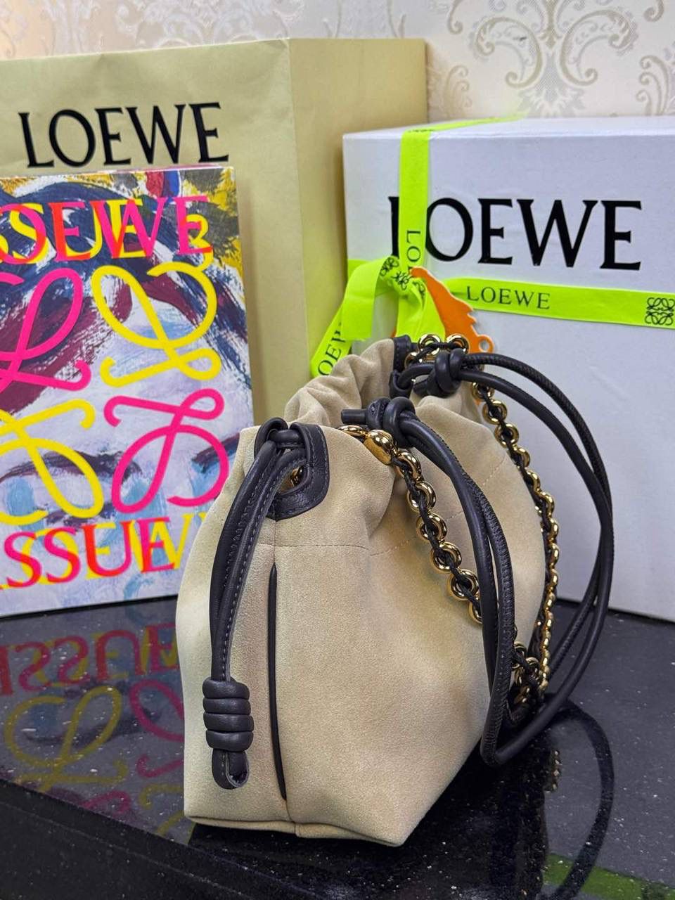 🎈中号链条款𝙁𝙡𝙖𝙢𝙚𝙣𝙘𝙤 𝙋𝙪𝙧𝙨𝙚磨砂皮 ——【杏色】 尺寸：𝟯𝟬-𝟭𝟬.𝟓-𝟮𝟬𝐜𝐦 编码：012403 【配全套礼盒】 👉🏻延续福袋收缩绳褶皱设计•羊皮包身手感细腻柔软❤️ 👉🏻链条肩带➕皮肩带的双肩带设计•时尚百搭•给足了集美们多样化的选择。肩带可拆卸可调节•磁扣开合•正面烫金𝙇𝙤𝙜𝙤•呈现出高贵典雅的视觉感😍 👉🏻独家背景➕独家品质➕独家全套砖柜礼盒套装•市场高端品质皆在我手✌🏻