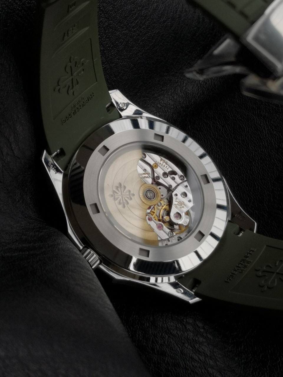 百达翡丽 5168G 配重手雷 1.壳套采用特殊材质CNC原版数据开模，整表重量和正品几乎没有区别，不同于市场普通版本上手轻飘飘，整表120克重 2.机芯选用324/330 一体开模机芯(3k同源机芯) 3.表壳尺寸42mm 厚度8.3mm(跟足原版) 4.所用配件，字面，针，胶带严格参照原版颜色开模定制，精益求精 5.表壳不锈钢 内部加重 承诺所有本厂出的配重表款绝不掉皮，掉皮无理由更换全新 6.表扣 表壳全部冲压贵金属logo 非腐蚀激光垃圾工艺！