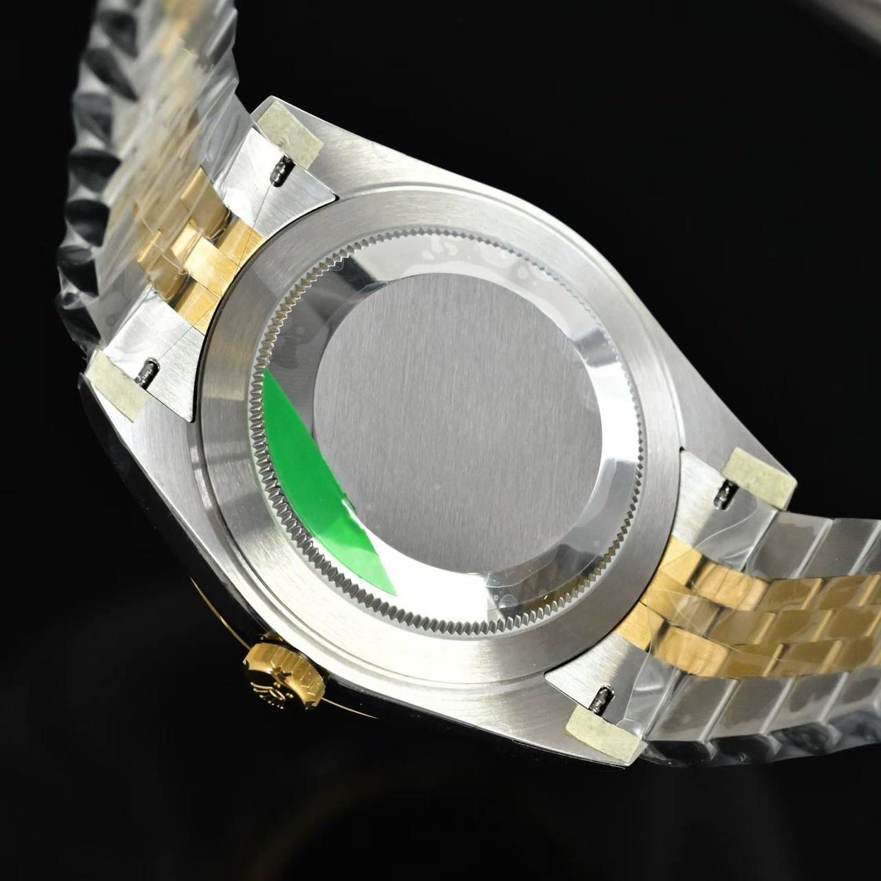 劳力士 ROLEX 日志型41系列 🎮MT2 ①延续市场EW3235机芯，动能储存高达72小时，品质稳定可靠； ②表壳：尺寸厚度几乎与原装一致，厚度仅为11.7（市场版本一眼假）;🎮 ③字面：打磨字钉，顶级瑞士冰蓝色夜光，底纹细腻，颜色对版; ④玻璃：蓝宝石玻璃搭配2.5倍放大镜效果，玻璃通透；🎮