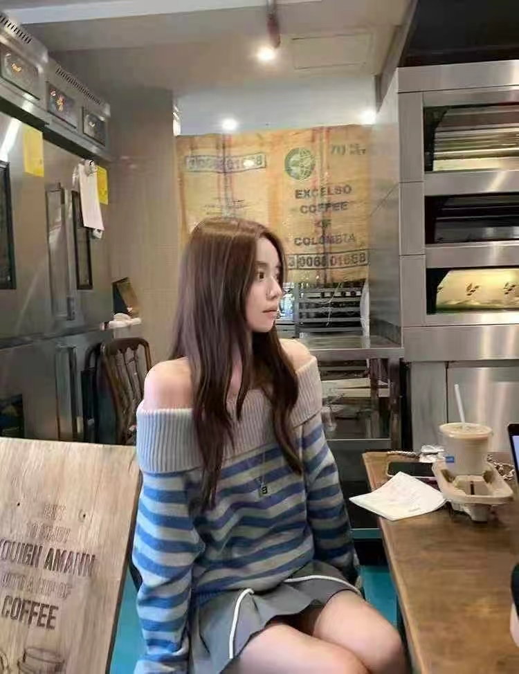 4424 学院风线条一字肩毛衣