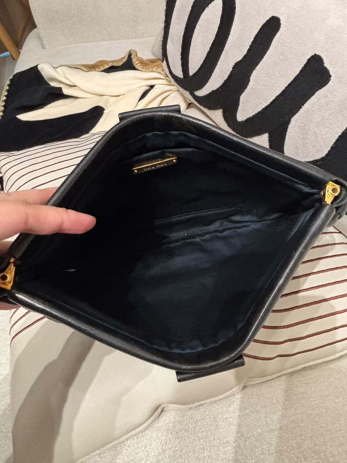 Miu Miu clutch bag 黑色金扣 100%Authentic ,95%new