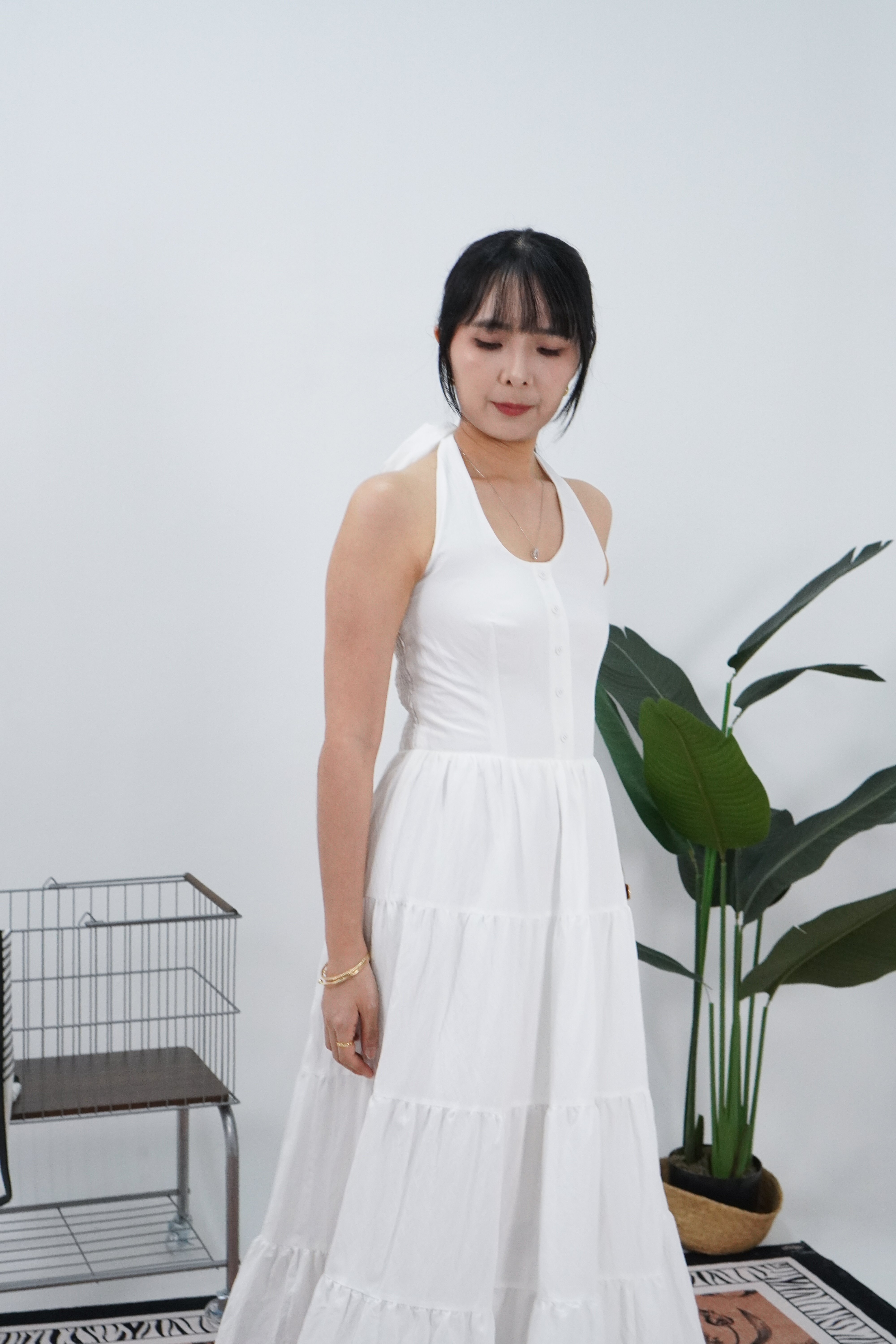 白色法式挂脖连衣裙