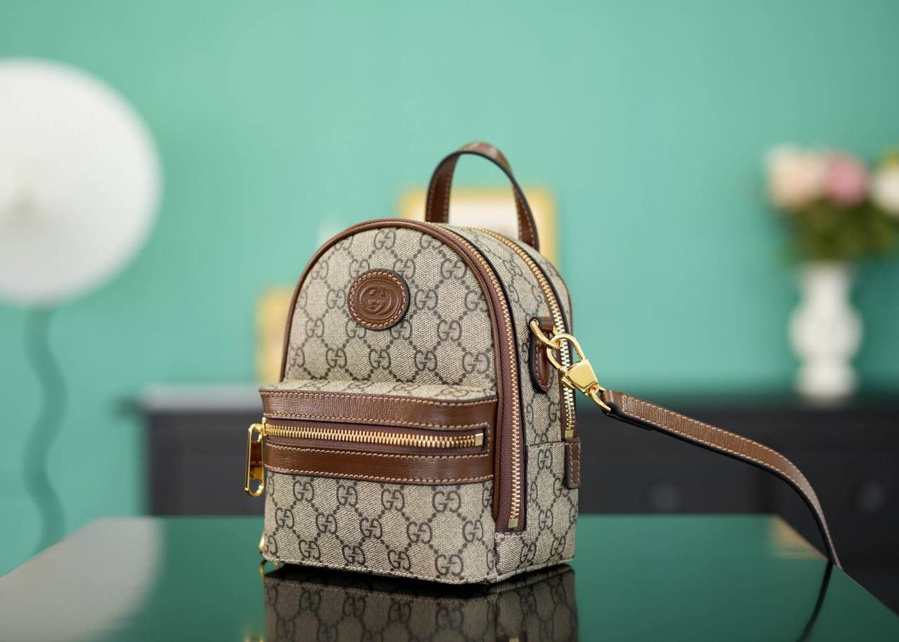 🥯GG 饰互扣式双G多功能手袋 棕色 正品售价,800 独家原厂皮发售 限量级别 新款Retro迷你背包，不是一眼惊艳的款式，属于越看越耐看的款，能手拎也可以单肩斜挎，也可以当腰包，妥妥的搭配神器，自重轻，容量非常OK 官方款号 725654 尺寸：15x19x8cm