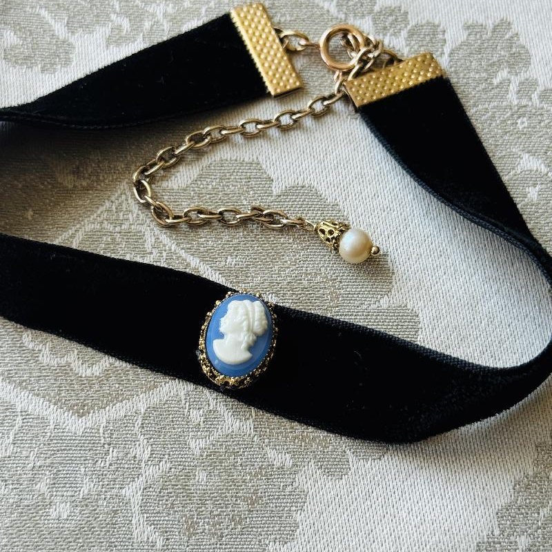 Vintage Recomposed Czechoslovakian Blue Glass Cameo Velvet Choker (NZ068)