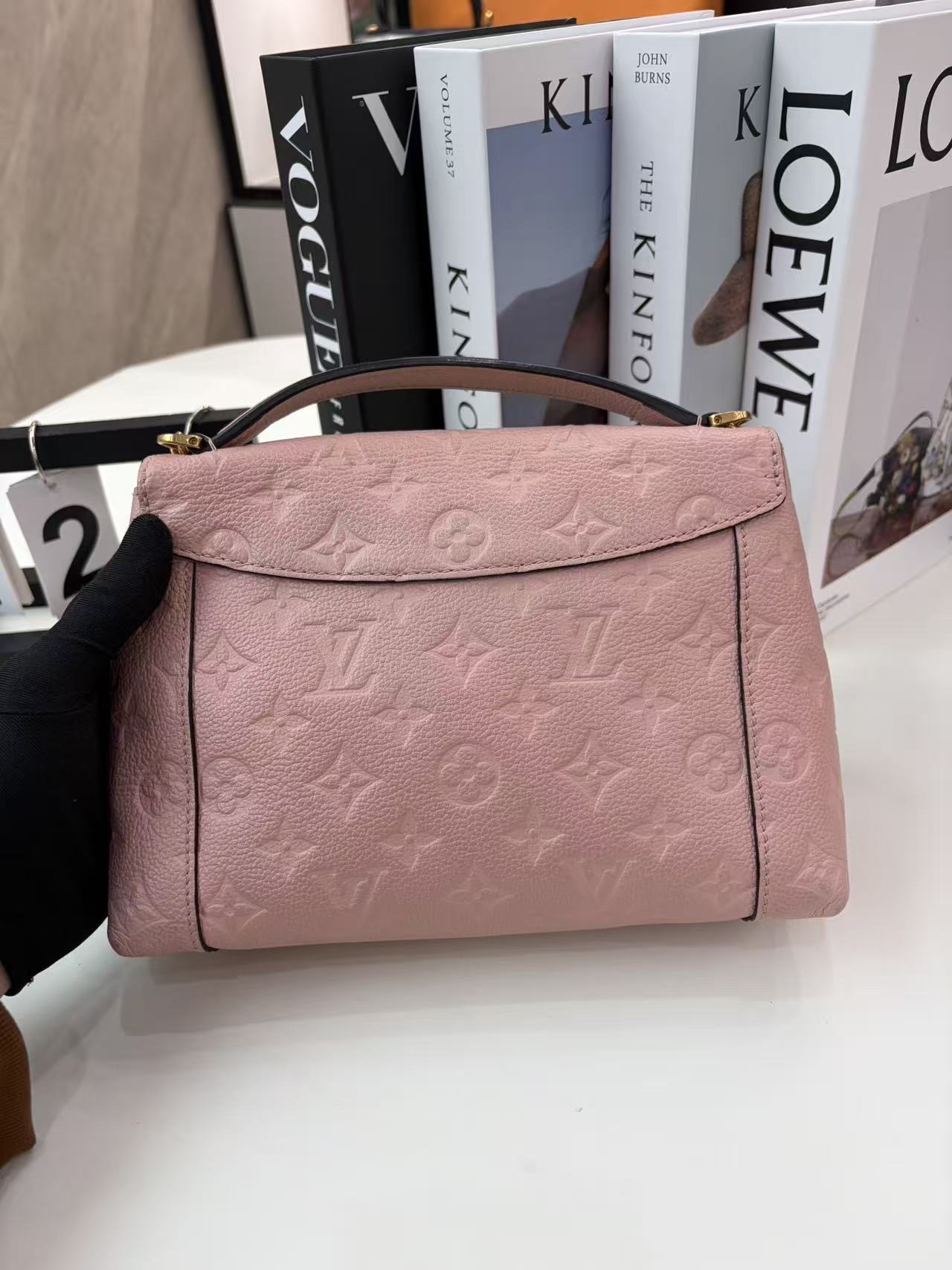 【預訂貨品】LV blanche全皮壓花郵差包