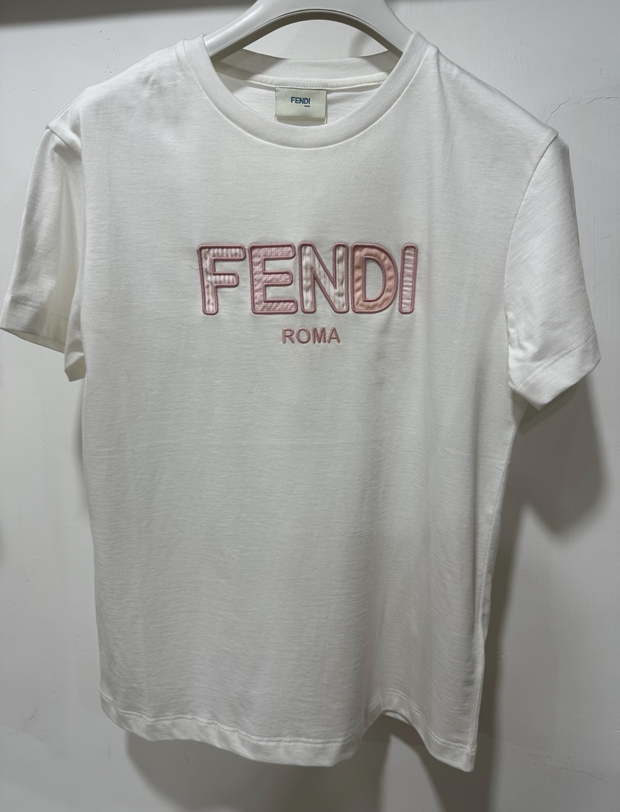Fendi 粉紅繡花Logo白色Tee