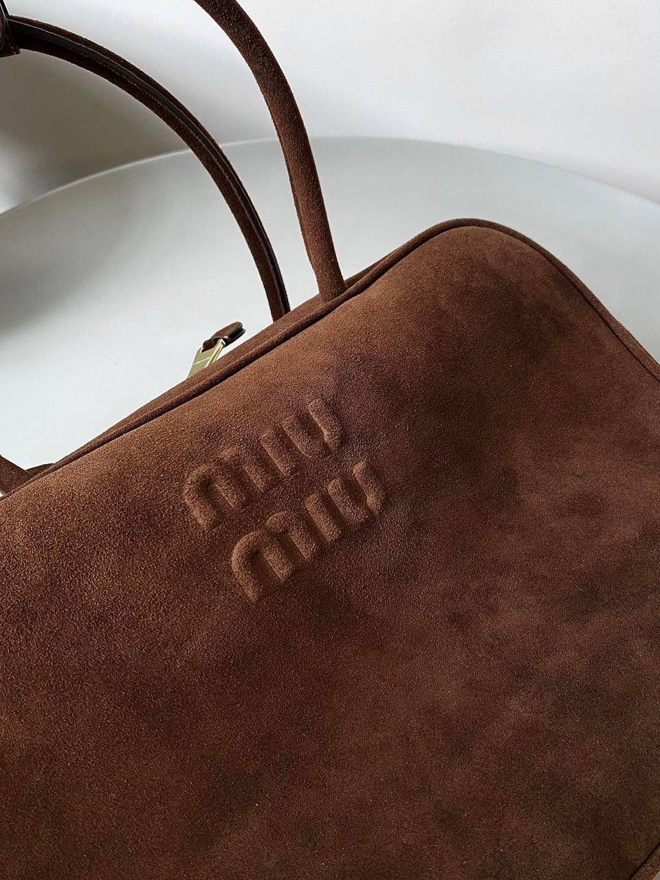 🈶可可棕 𝗠𝗶𝘂𝗠𝗶𝘂24秋冬公文包 今年棕麂皮系列大人气啊！ 深深的巧克力色，满满秋冬味儿～ 绒面皮每年都会有，但是！！今年这股风刮的特别猛 从秀场到ins博主穿搭，或者线上门店 几乎都有麂皮元素！ 西装款 夹克 风衣 鞋子 包括包包等 延续去年美拉德色系的颜色， 今年的颜色各种各样，有深有浅 但我唯爱咱miu家的这个巧棕色 绝对秋冬氛围感里，最“增质感”的时髦单品！ 23×34×10cm #F0020m