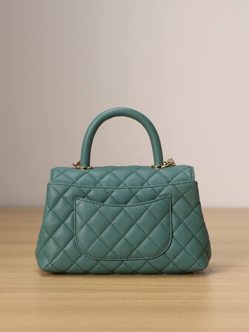 新coco handle小号绿色荔枝纹💞👜 和CF一个渠道的尾单货，拿过的都不用多介绍啦！新款驾到！独家渠道货！ 尺寸:14 X 24 X 10cm