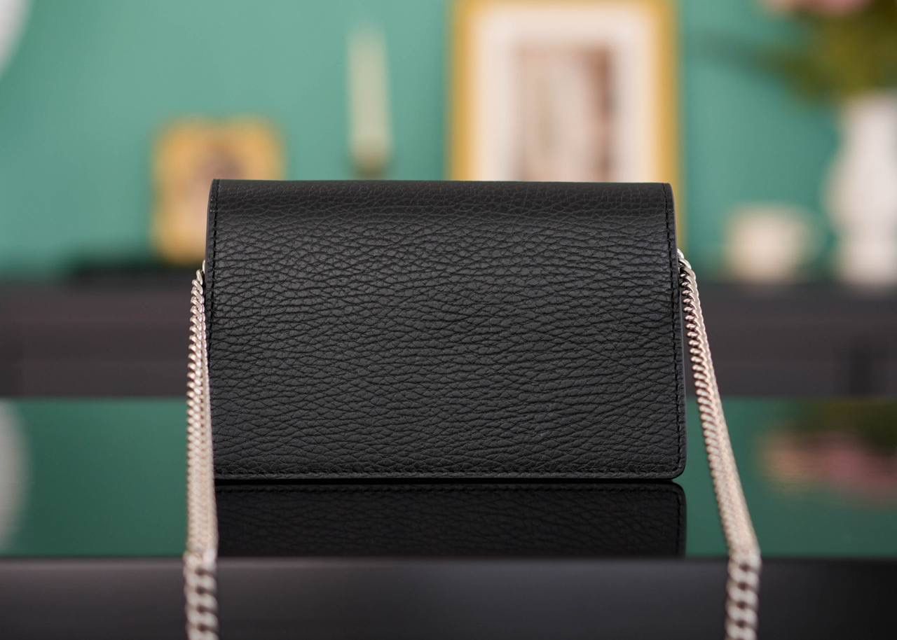 🥯GG Dionysus系列超迷你手袋酒神 黑色钻扣 16.5cm 正品售价,700 GG家小包推荐，酒神里面的经典款 经典酒神扣搭配原厂小牛皮全皮黑 出镜率非常高 简直是穿搭利器 官方款号 476432 尺寸迷你：16.5x10x4cm 小号：28x17x9cm