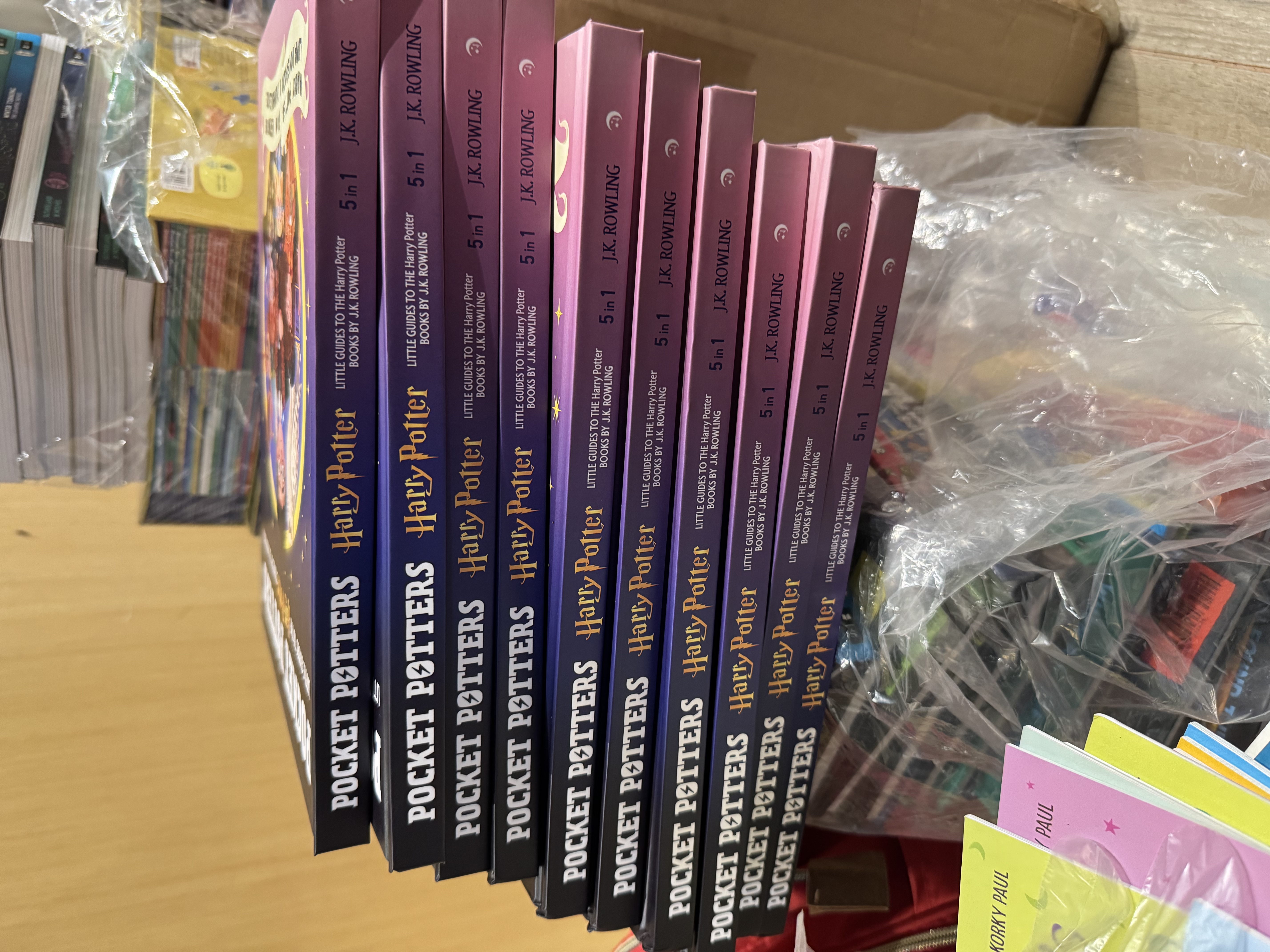 新書速遞 Pocket Potters 口袋哈利波特 哈迷必入系列 · POCKET POTTERS · LITTLE GUIDES TO THE · Harry Potter STORIES BY J.K. ROWLING · LUNA LOVEGOOD & DUMBLEDORE 🏰每一本都是獨立的角色小傳記濃縮了J.K.J.K.Rowling羅琳筆下的魔法世界！ 🧡