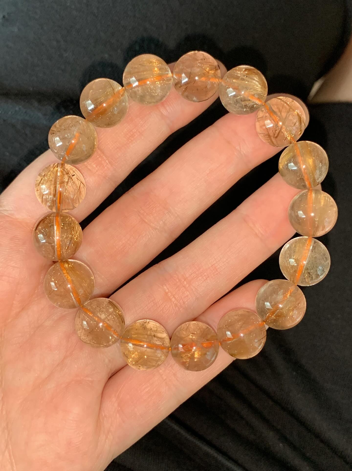 金发晶 ｜Gold Rutile 12mm+ RM218金发晶被认为具有强大的财富能量，可以增强事业运和财运，同时也能提升自信、勇气和果断力。此外，它还能帮助稳定能量场、辟邪化煞、增进人际关系，并对身体健康有益，特别能帮助消化系统和提升活力Gold rutile quartz is believed to boost awareness, creativity, and confidence while also acting as an energy amplifier for other crystals. It helps to balance emotions, ease loneliness and depression, and promotes forgiveness. This crystal is also considered a powerful aid for manifestation, helping to ground divine energy and activate creative inspiration. #金发晶 #goldrutile #天然水晶 #水晶手串 #马来西亚水晶网店 #gemstone #naturestone