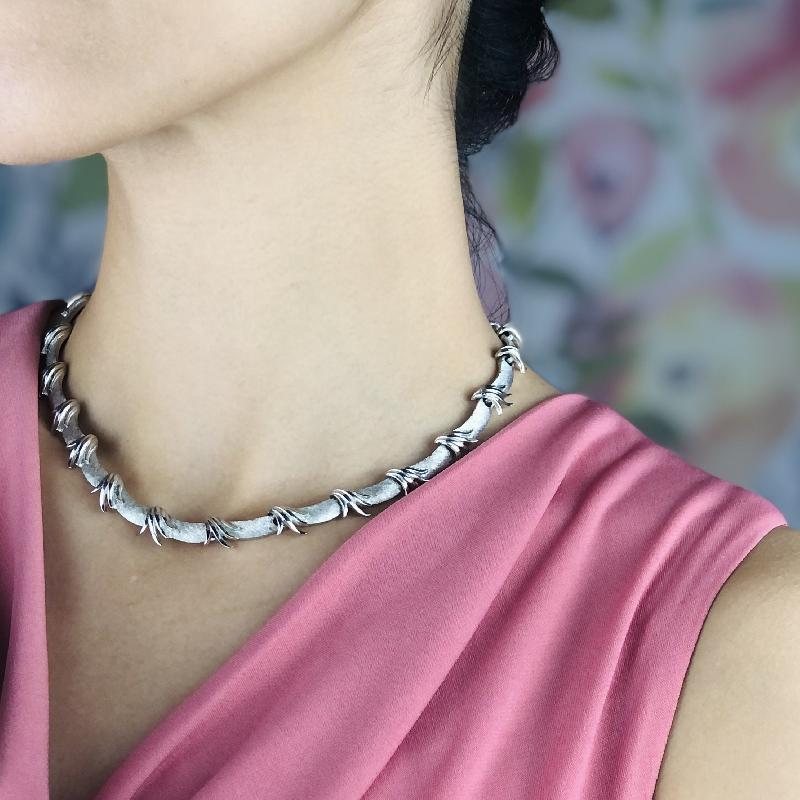 RARE! 1961-1969 Made in England Corocraft Textured Silver Tone Foliage and Wave Linked Collar Necklace (MT1677-2)