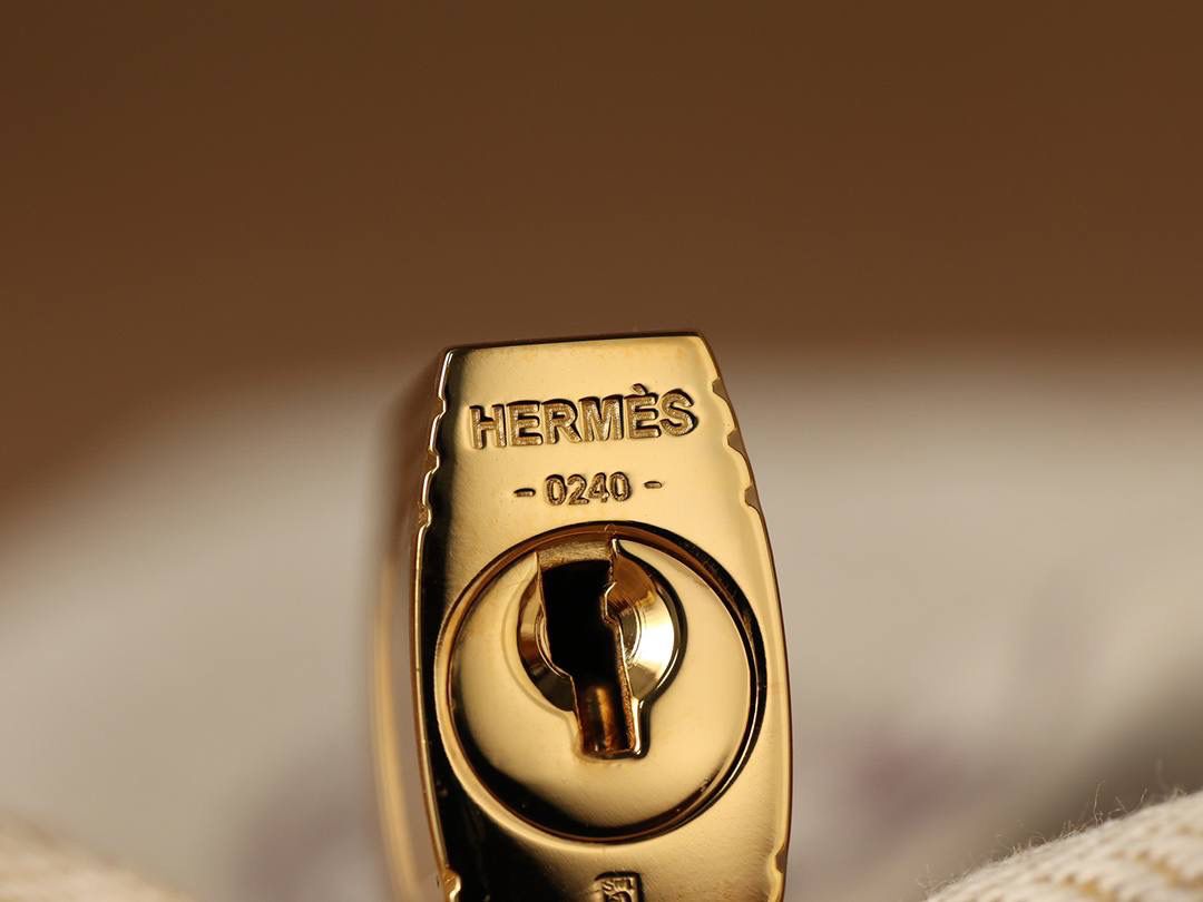 Hermes 爱马仕 Birkin25cm 大象灰金扣👜✨ Birkin 独家渠道货 独家欧洲原厂皮原厂五金组装的ZP尾单货 尺寸：20 X 25 X 13CM Birkin我们采用的是进口原厂Togo真皮，什么是Togo皮呢？ Togo皮：最经典的Birkin用皮。表面是均匀的颗粒状，类似荔枝纹，有光泽。皮质较硬，容易保持包包的形状，相对较轻，触感比较柔软，耐磨耐用； 我们用的是纯原、原厂皮就是和原版专柜一样的皮！