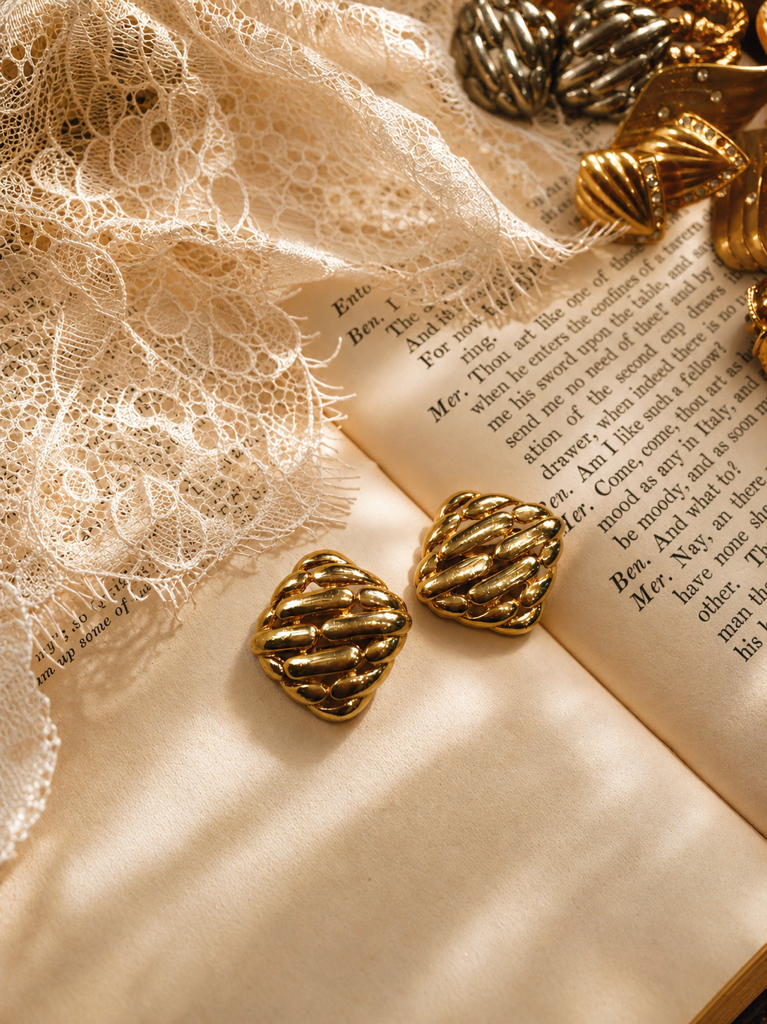 黄金時代的迴響 ∙ 西洋古董浮雕與金屬流光耳環系列 Echoes of the Golden Age ∙ Vintage Gilded Relief & Statement Earring Collection