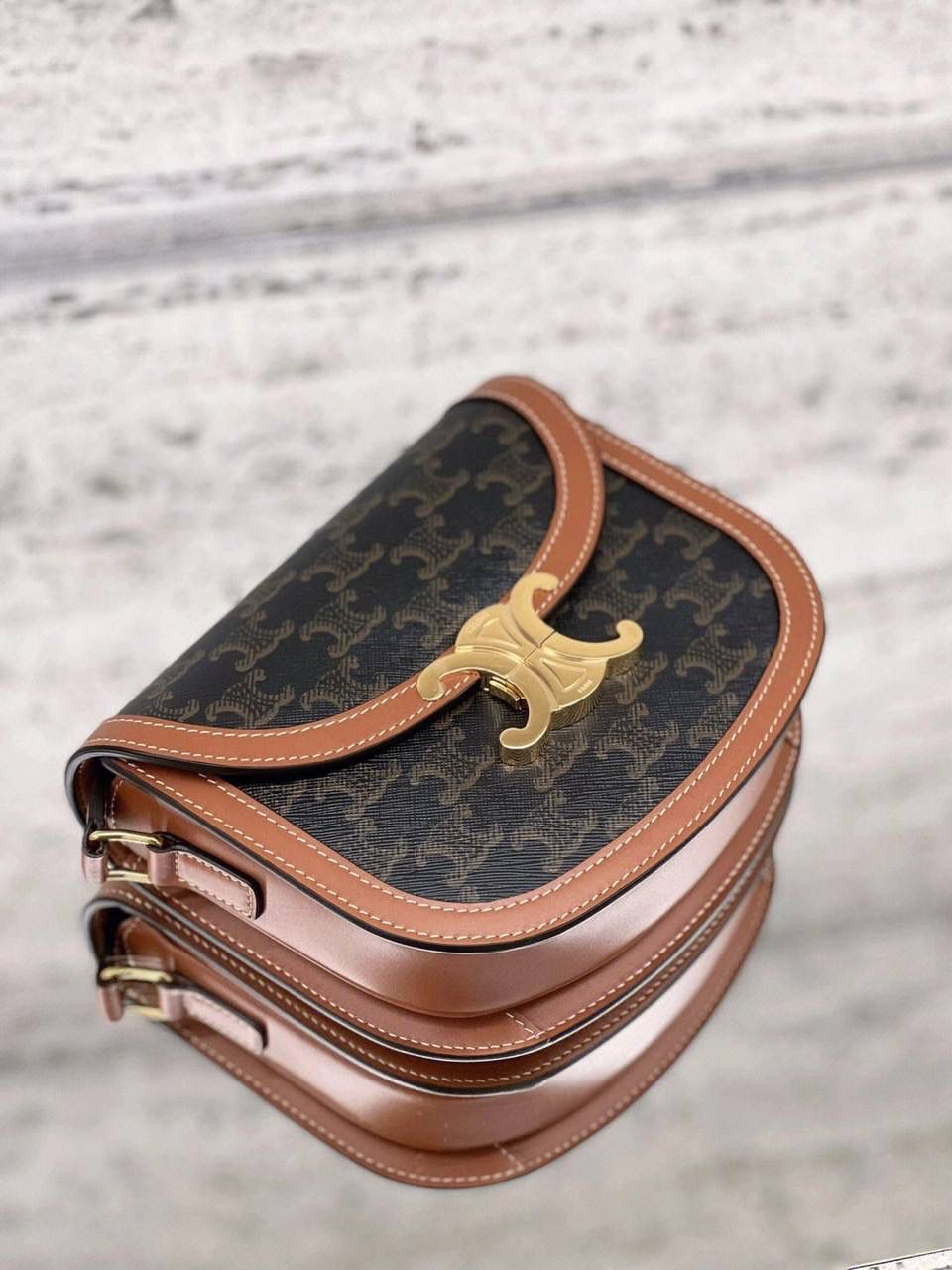 🔥大货实拍图 𝗖𝗘𝗟𝗜𝗡𝗘 ♥ 𝗧𝗘𝗘𝗡 𝗕𝗘𝗦𝗔𝗖𝗘肩带马鞍 型号：110962 尺寸：18.5*16*6cm 𝑪𝒆𝒍𝒊𝒏𝒆老花颜值一直在线，年轻耐看不显老气，虽然是老生常谈的配色，但𝑻𝒆𝒆𝒏 𝑩𝒆𝒔𝒂𝒄𝒆马鞍包这个包型搭配老花配色真的有被惊艳到，本身圆圆包型弧度设计就更活泼可爱，棕色系更加学院风的感觉，超级适合搭配西装 风衣 大衣 或者夏天搭配长裙！