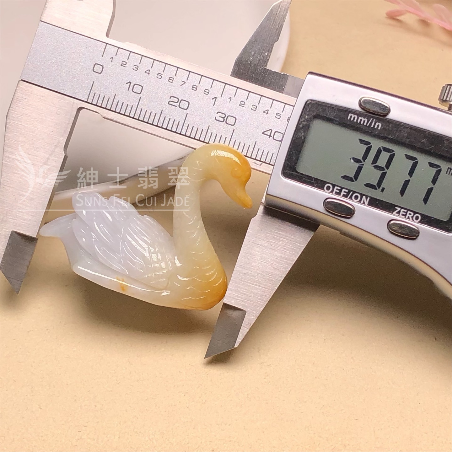 糯種帶翡色天鵝一對