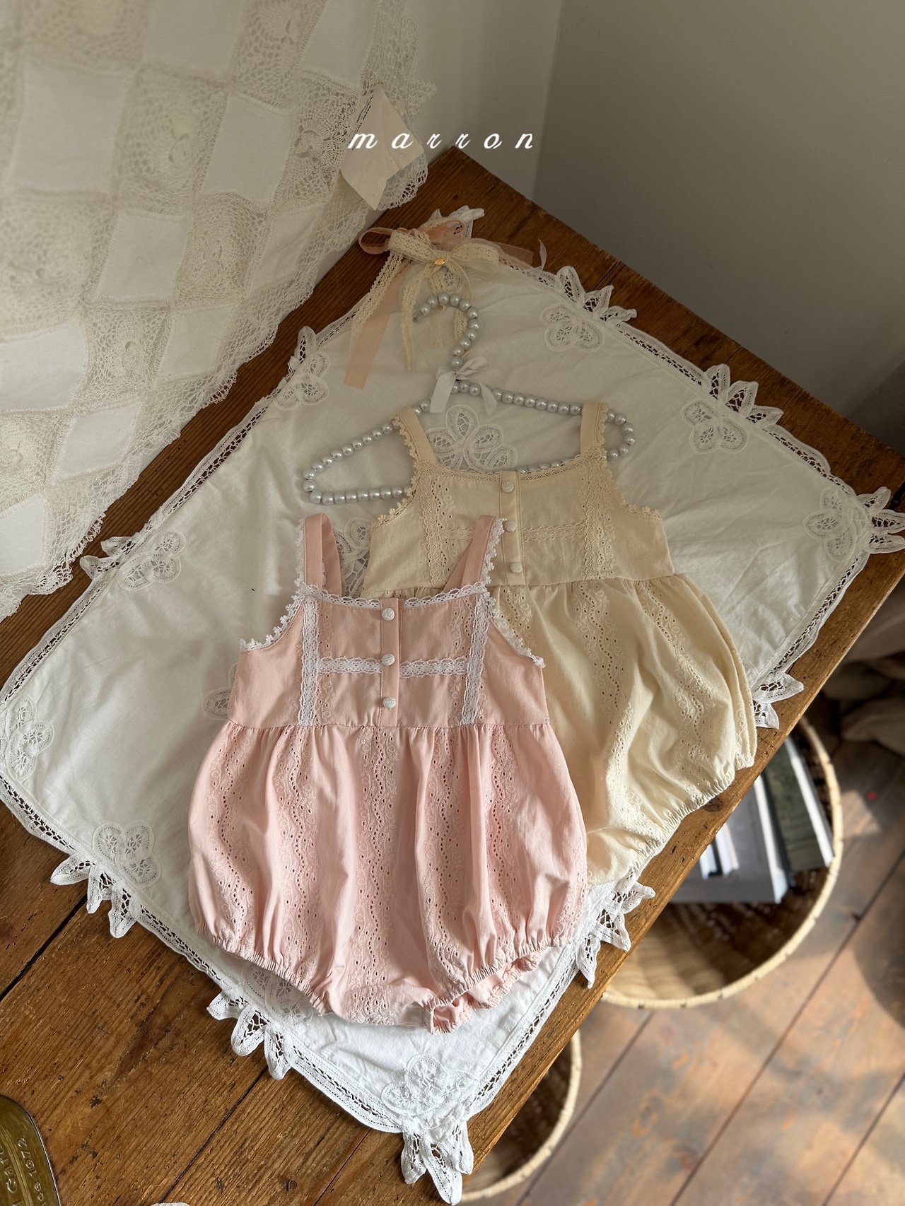 ☀️預訂 韓國直送☀️🇰🇷Marron兩色蕾絲提花花邊吊帶包屁衣