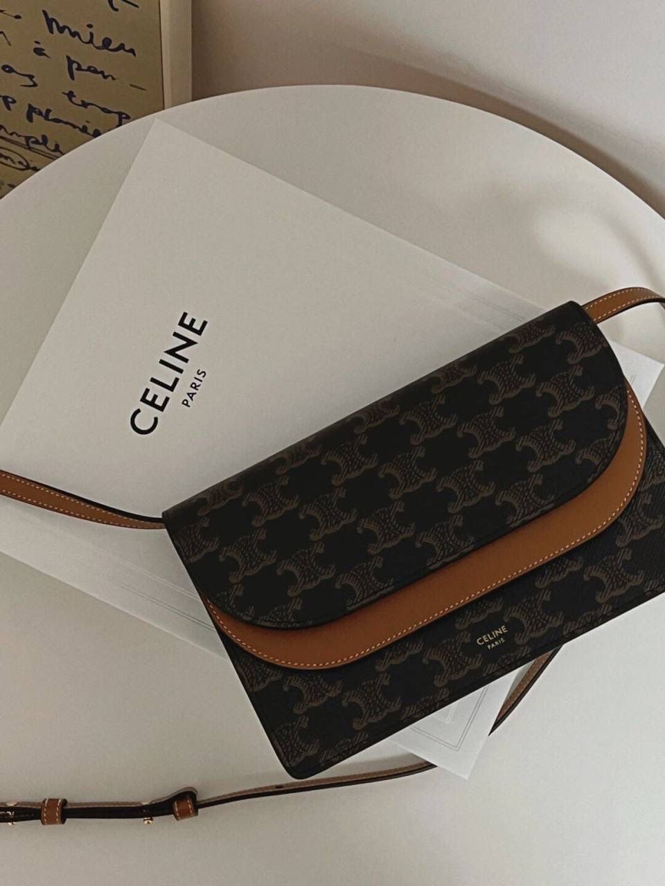 🔥大货实拍图 𝗖𝗘𝗟𝗜𝗡𝗘♥𝗖𝗔𝗡𝗩𝗔𝗦 𝗪𝗢𝗖风琴包 型号：10D852 尺寸：20*11.5cm 𝗖𝗲𝗹𝗶𝗻𝗲的这个𝗪𝗼𝗰包也叫三合一，真的物超所值了！啥都能装啊！pro max生活基本用品都能塞下，还有专门的放卡区，功能齐全太给力了！难怪男生们也偏爱ta！