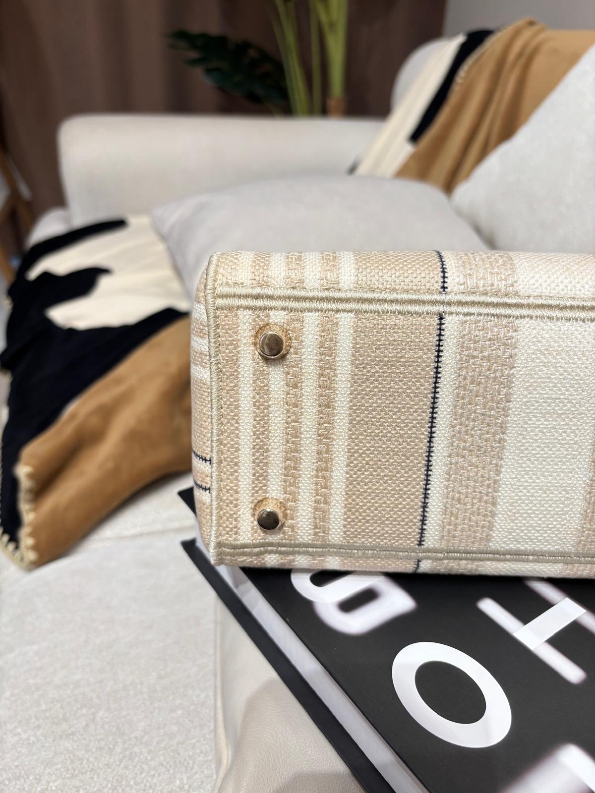Dior lady dior medium  100%Authentic ,98%new ✅專門店收據✅證書✅dust bag✅box 📣🌟專門店現貨售價$ 4 x x x x🌟