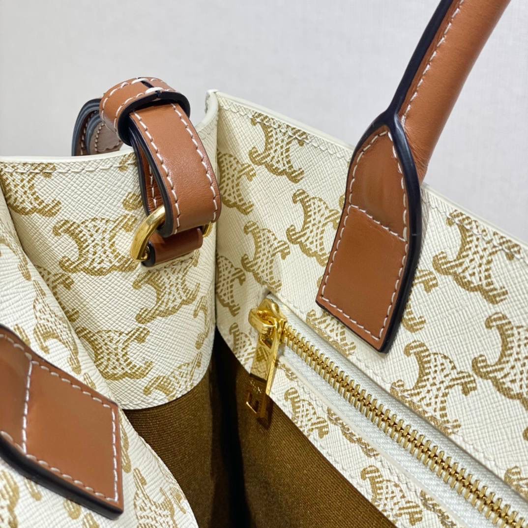 🔥大货实拍图 𝗖𝗘𝗟𝗜𝗡𝗘 ♥ 𝗧𝗥𝗜𝗢𝗠𝗣𝗛𝗘 𝗖𝗔𝗕𝗔𝗦 𝗧𝗢𝗧𝗘 思琳托特包算是无性别主义了，男女都可用。型号：191542 尺寸：28.5*33*8cm