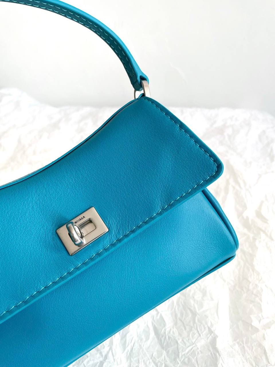 爆款🔥仅剩少量❗️ ba1enciaga rodeo nano 蓝色🩵 巨巨巨可爱的小rodeo 有没有拒绝不了包包变成小废包大小的姐妹！ 真的超级无敌cute，尖叫中～～ 但是，我想说的是，人家可不说小废包 它是可以装下iPhone pro的超实用mini bag📱 (plus不行哈🙅🏻‍♂️) 手提着出街就像拎着个小挂件 还有链条肩带可以肩背⛓ 家里有小千金的话 mini包还能和宝贝女儿共享🩷🩷 画面不要太治愈☺️☺️ 必须zp开发的啦，所有细节正确且对版哈！ 16×9.9×4.5cm819429m