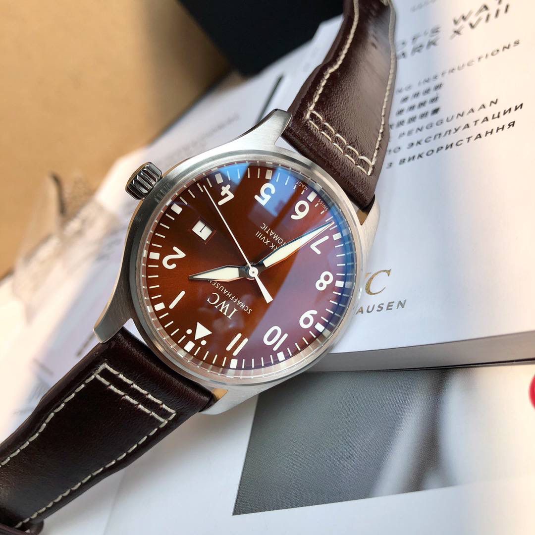 硬货首发，市场独家！IW327003，316L精钢材质，非凡工艺，让小厂知难而退！万国飞行员马克十八传承腕表，采用原装瑞士ETA王牌机芯w-300,40mm表径，全数字刻度超强夜光，双面防反光凸状蓝宝石玻璃表镜。独家渠道进口意大利SANTONI牛皮，一条牛皮成本相当于市场一般牛皮的几倍，在很多细节的把控上都已达到行业顶级，且多项可为标杆，整表细节一丝不苟。 原装价格3W余，一般人均可轻松驾驭，此款万国飞行员腕表视为万国经典款型，任何场景着装均适合佩戴，可谓百搭神器。全套包装出货