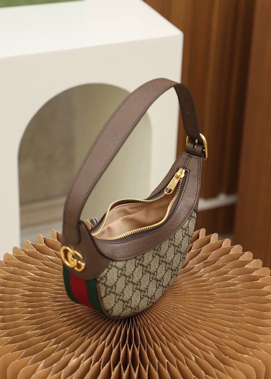 👜𝙊𝙥𝙝𝙞𝙙𝙞𝙖新成员腋下包 658551#正品皮 ✔️尺寸：20*15*5cm 𝙊𝙥𝙝𝙞𝙙𝙞𝙖系列再次扩大阵容，推出全新月牙型腋下包，这款腋下包令人联想起90年代的复古风尚，果然，Ophidia家族的经典味道搭配这复古气息，更加有吸引力了，近年腋下包的风就特别的火，这个造型就很别致，真香系列！