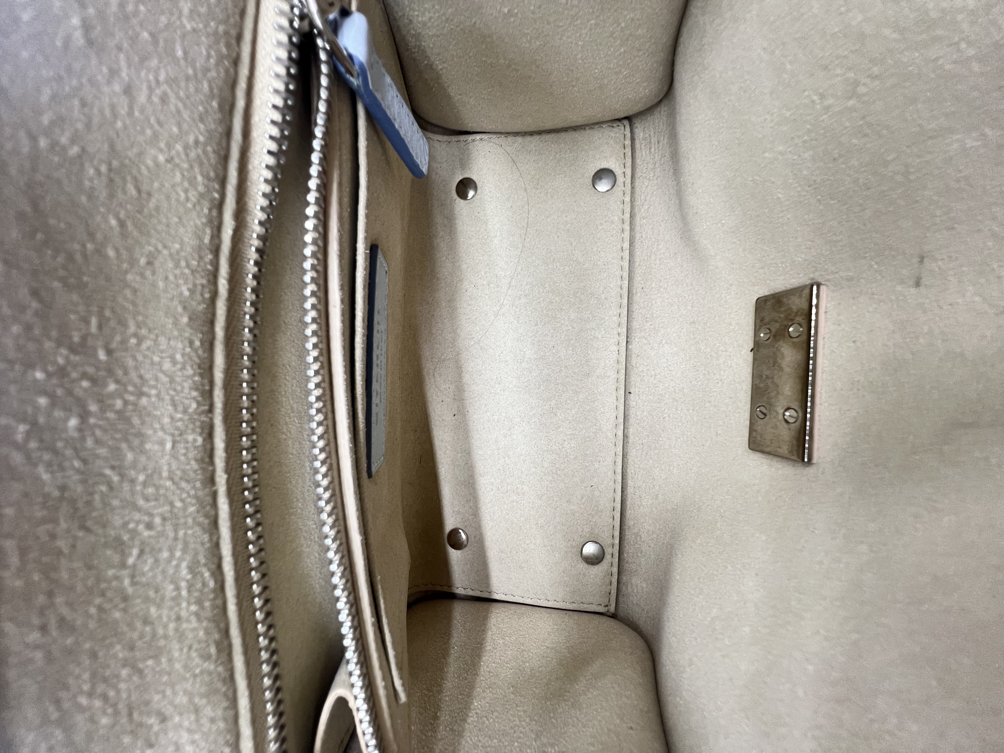 Pre-Owned GIVENCHY Shark / Product Code: 26051516