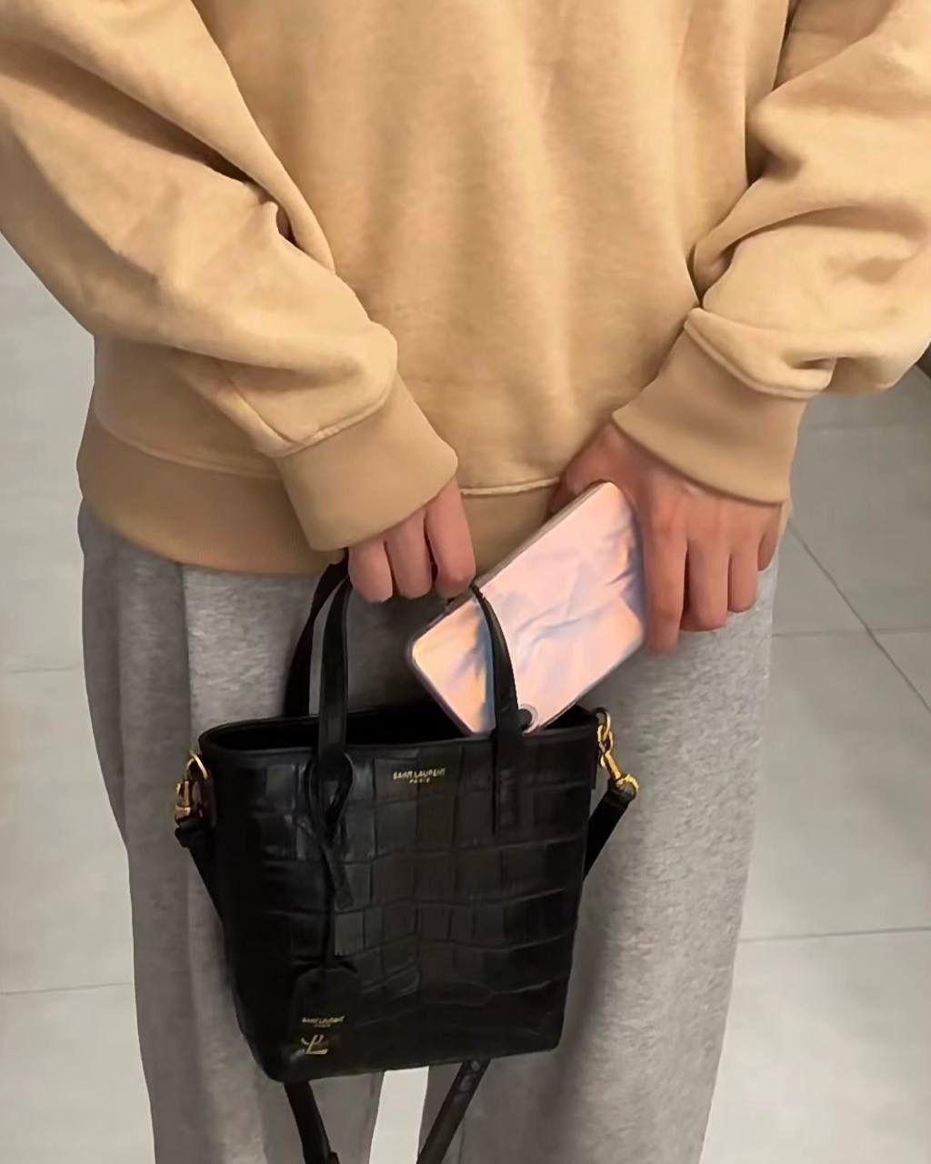 ys1 mini tote鳄鱼纹🐊 这只包在mini包中一定有它的一席之地 第一，它包身够小够可爱 第二，它容量够大够能装 第三，它鳄鱼纹压纹够抗造 就冲这三点，几乎没有哪个小可爱能打得过它 小手提➕可拆卸肩带的设计在实背性上也更出挑 没有槽点的小可爱，我超爱！！ 必须zp开发的啦，相似度看对比图！ 质量就请放心的交给我们哈！ 鳄鱼纹：18×17×8cm712367m