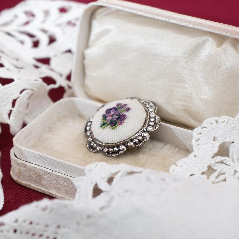C.a. 1970s Austrian Needlepoint New Old Stock - Forget Me Not Collar Brooch (MT1978)