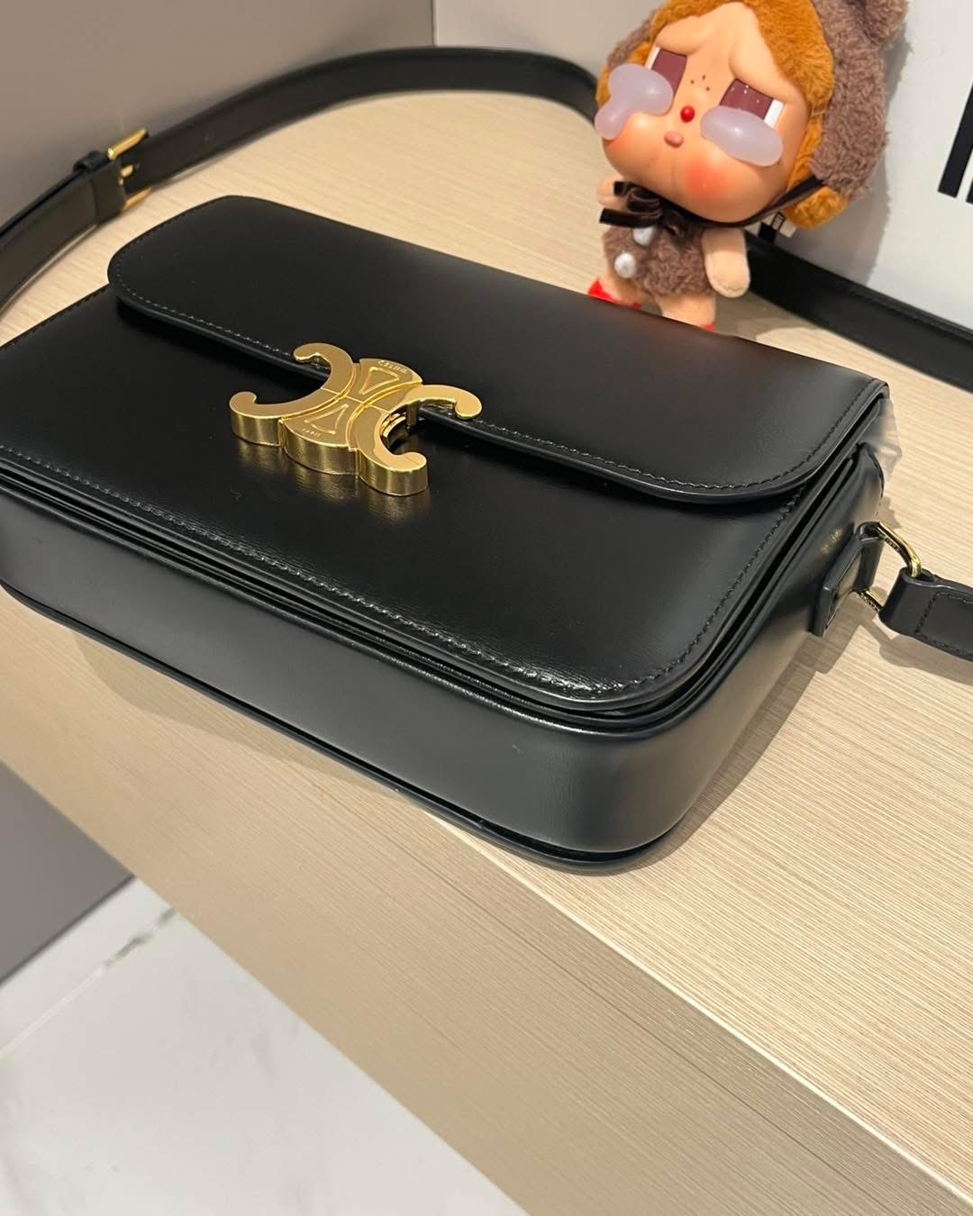 Celine CLASSIQUE TRIOMPHE 黑金凱旋門 box medium flap bag 22x15.5x6cm 100%Authentic ,95%new  ✅tap booklet ✅dust bag✅box  專門店售價$32,000✨📣