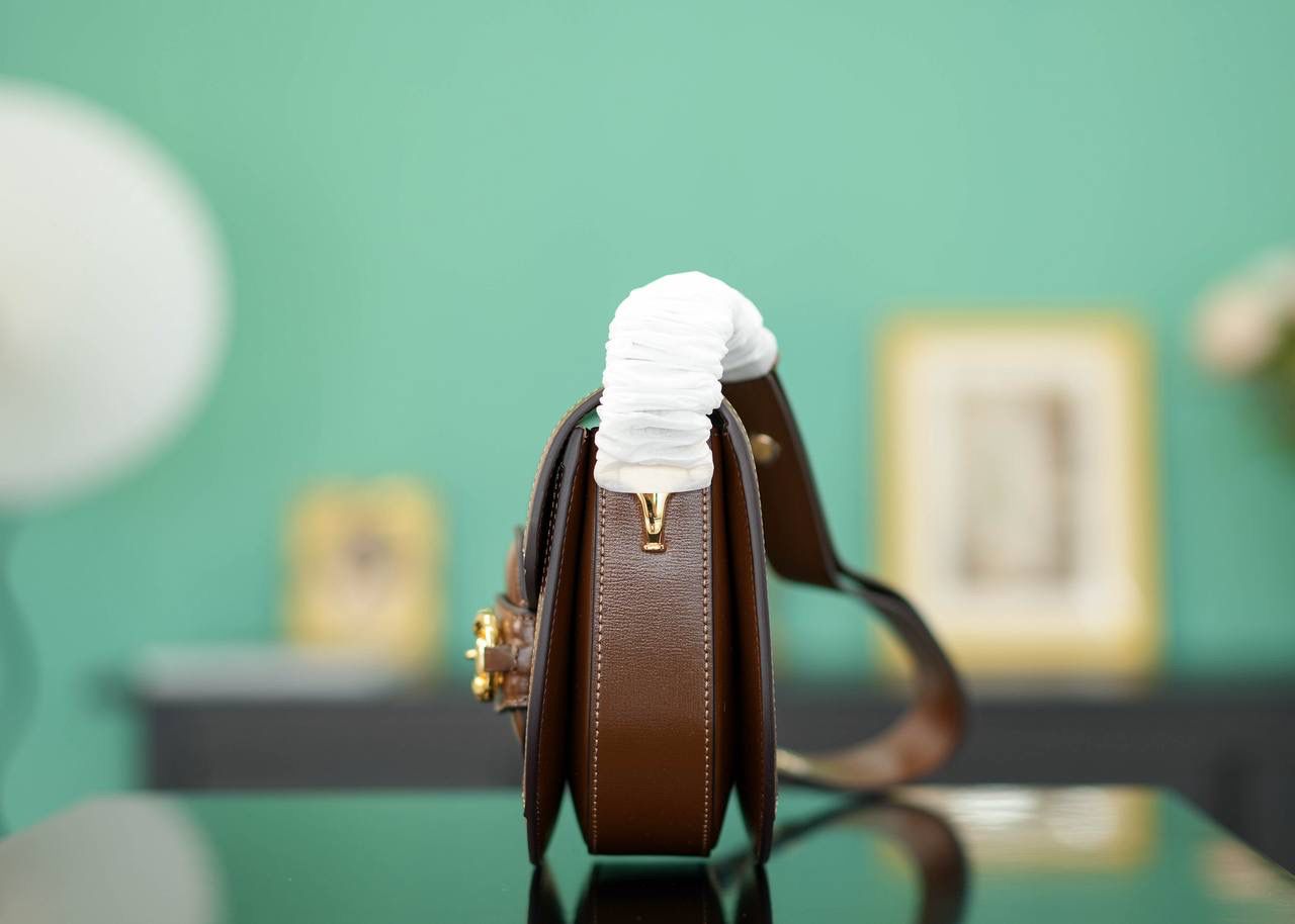 👜🔥Gucci Horsebit 1955系列迷你半圆形手袋 棕色 17cm 正品售价,500 独家原厂皮发售 限量级别 GG家这只新款1955半圆包， 目测即将大爆！ 马衔扣标志性设计元素，半圆包型显得更加时尚俏皮，高级复古又有现代感，肩带长短可以调节，不大不小刚刚好~ 官方款号 760191 尺寸：17x18.5x7.5cm