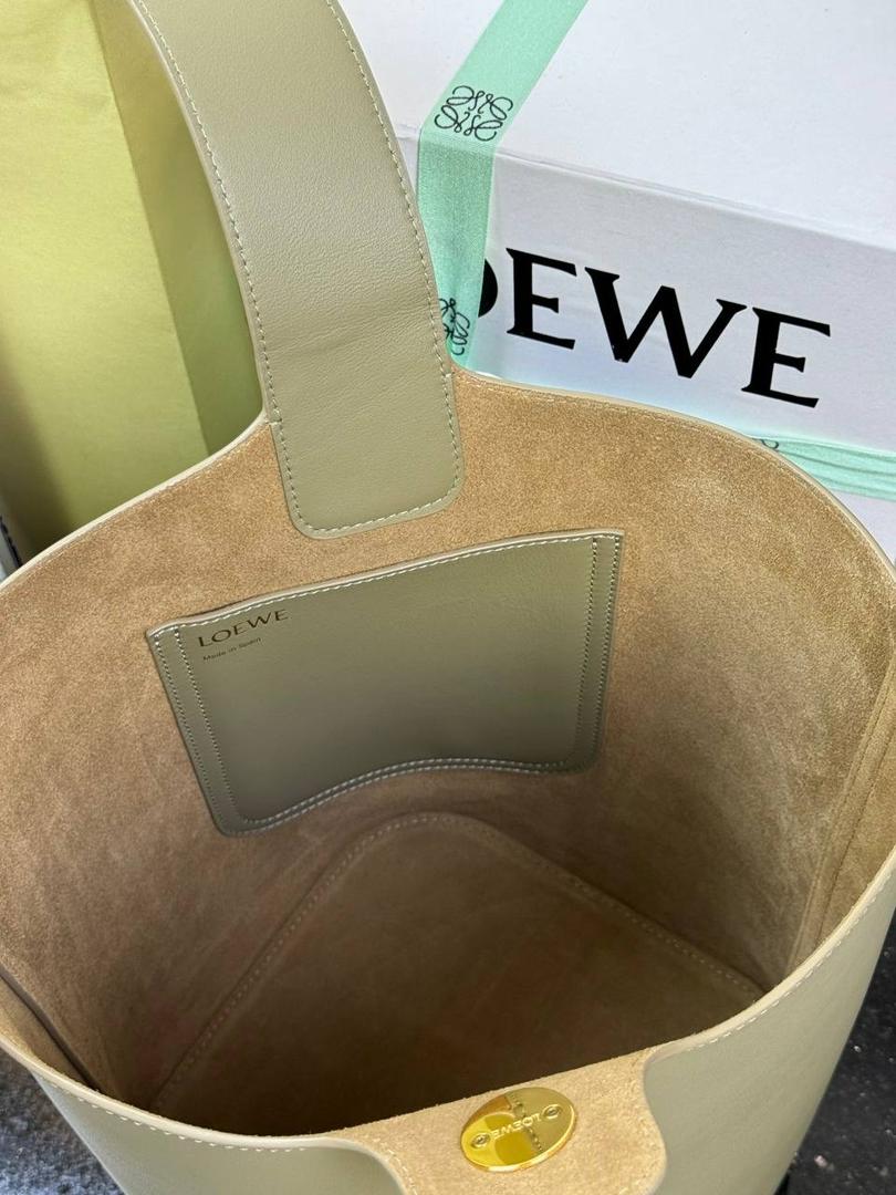 24𝙨𝙨 𝙋𝙚𝙗𝙗𝙡𝙚 𝘽𝙪𝙘𝙠𝙚𝙩 「中号/桉树绿」 独家新款首发‼️‼️ 尺寸：𝟐𝟒.𝟓-𝟐𝟑.𝟓-𝟐𝟖cm 编码：062341 将最纯粹的简约线条与瞩目设计风格巧妙融合，造就别具一格的创新手袋。 标志性的Anagram雕刻五金兼具装饰和实用功能，🉑调节肩带长度适合多种背法，独特的扭曲结构与微妙的细节相得益彰。