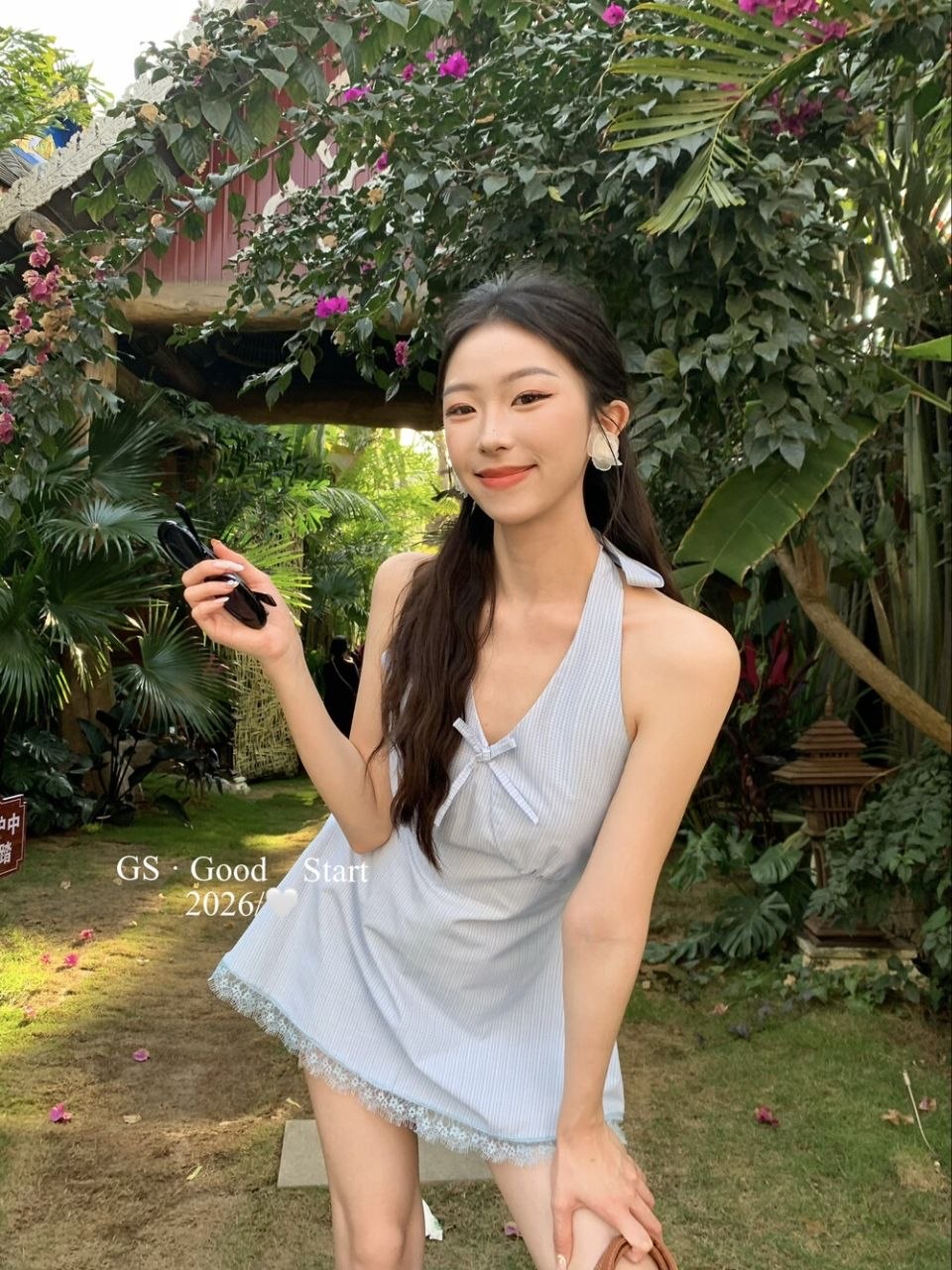 1796 Lace trim halter skirt | 氛围蕾丝边饰挂脖裙子