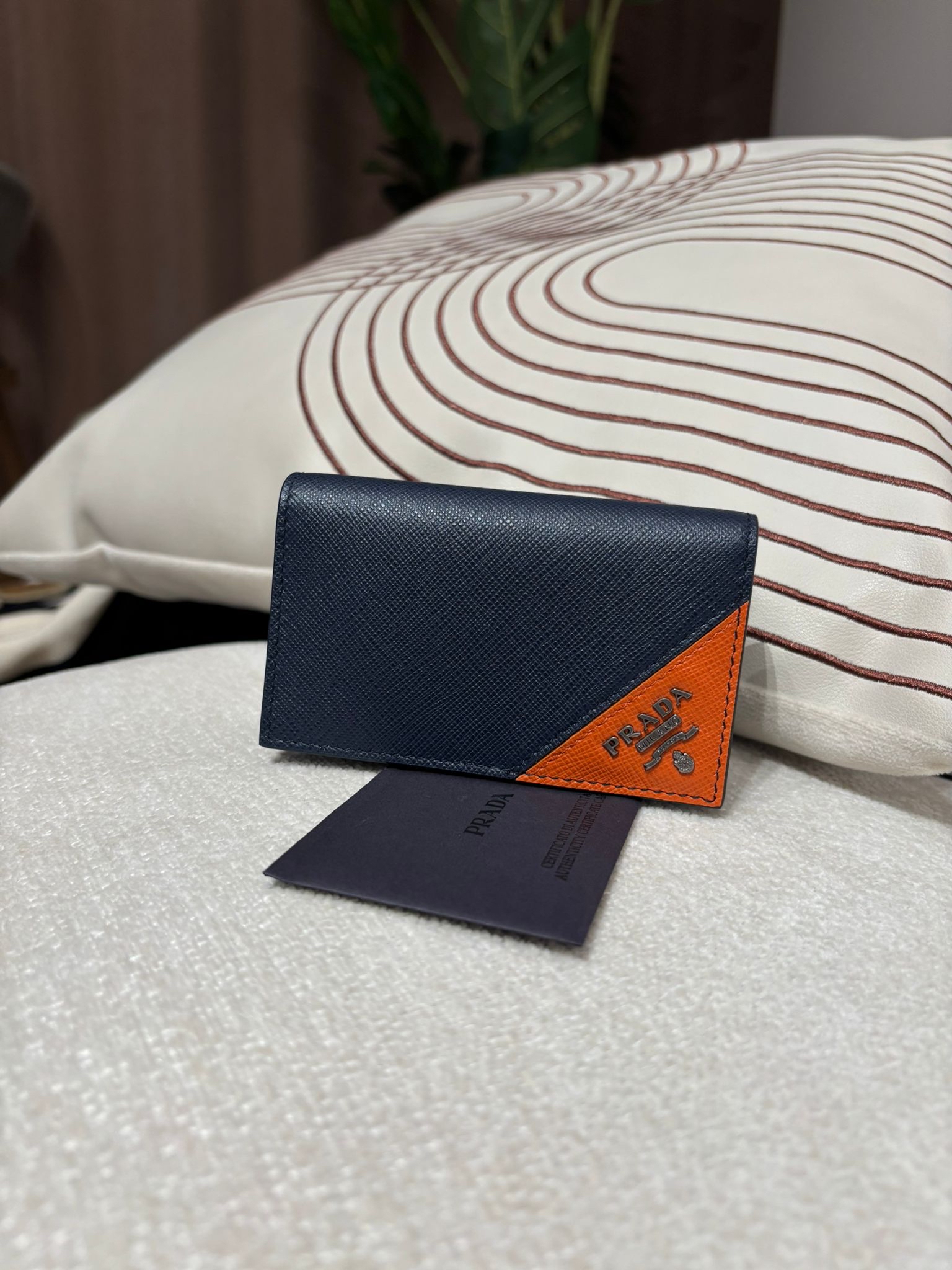 Prada card holder Calfskin,100%Authentic, 98%new tap ✅ certificate ✅ box