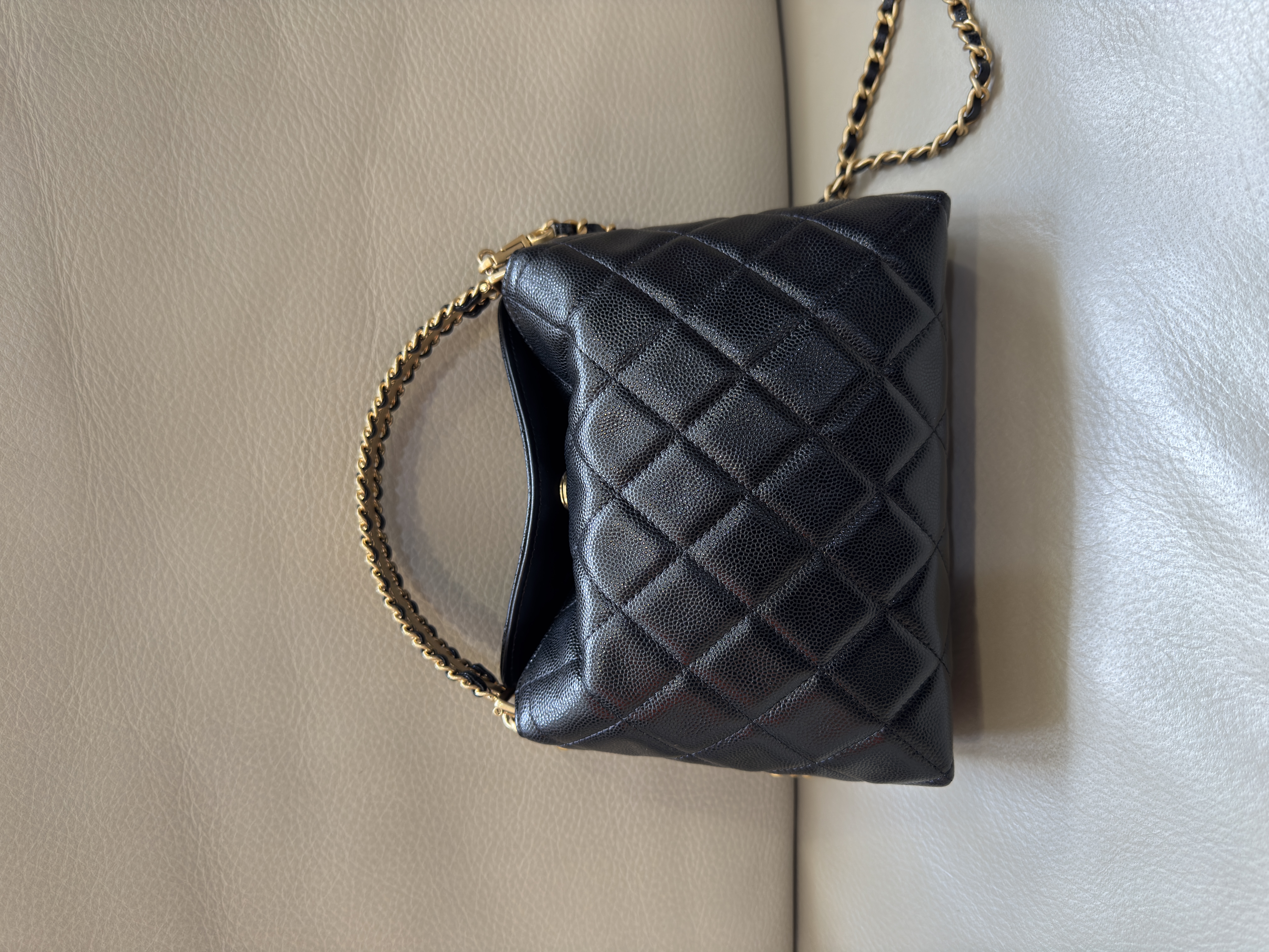 Pre-Owned CHANEL Hobo Handbag / Product Code: 26042529