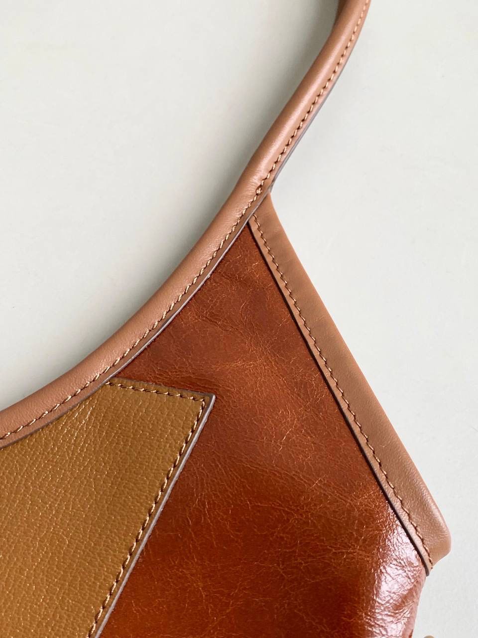 🈶拼接色 𝗠𝗶𝘂𝗠𝗶𝘂托特，大爆款 这只大火啊！超有腔调的一款 简约精致的设计真的好耐看 不同色系拼接有点流浪感又透着高级 色彩搭配温暖而富有层次 把美拉德复古风拿捏的很到位 整体造型非常慵懒惬意，保证了舒适性和实用性的同时还兼顾了美观性 时尚，非它莫属了！ 35×40cm #F0110m