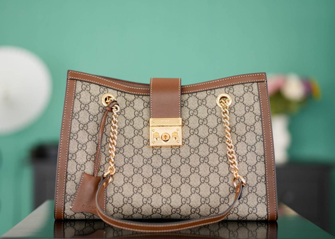 🥯Padlock系列GG中号肩背包 老花棕色 35cm 休闲、随意、有范 且非常大牌的款真的非Padlock这款购物袋不可 这个尺寸比较通勤风一些，大容量 包身轻便，非常适合上班族！ 官方款号 479197 尺寸：35x23.5x14cm