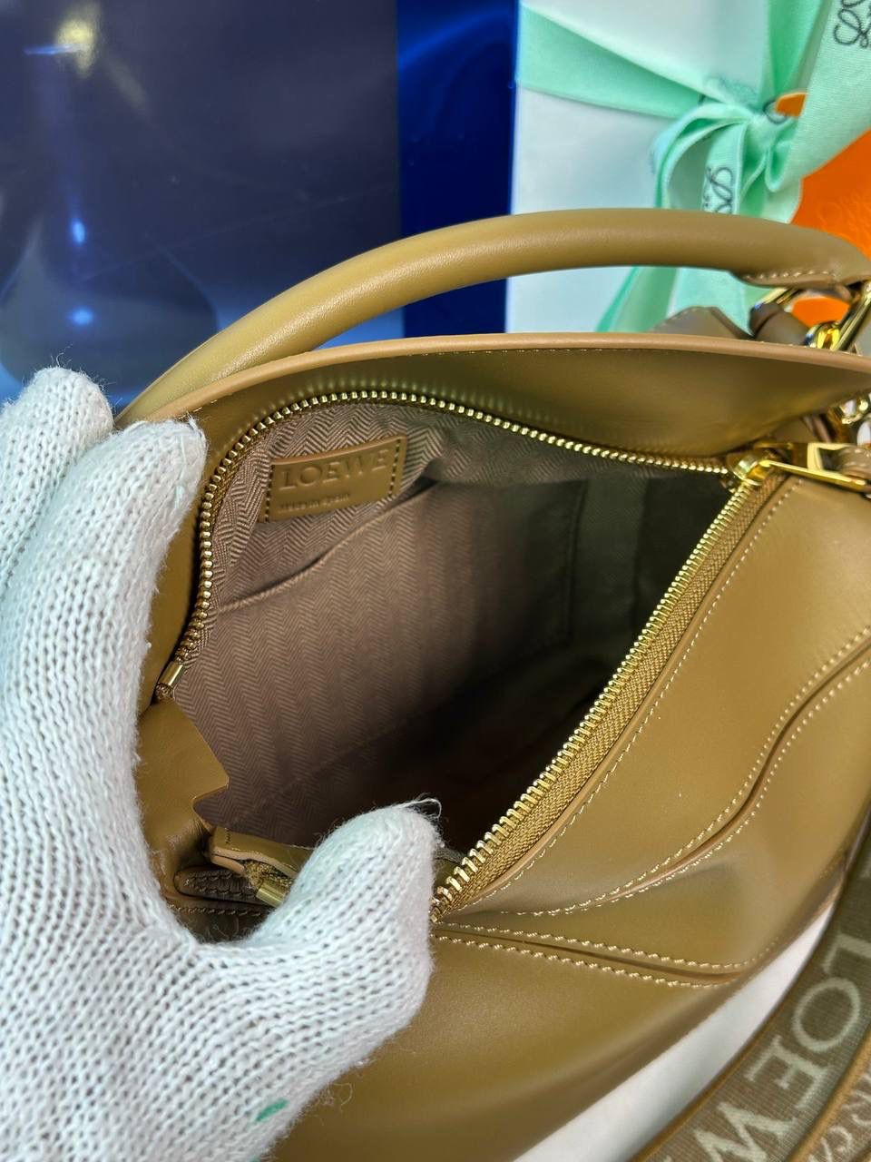 🅰️小号 𝗣𝘂𝘇𝘇𝗹𝗲最新版本❤️ ——（缎面/织带款） ✅经典拼图系列，不规则立体几何设计，最具辨识度的立体廓形和几何美学，顶级进口小牛皮搭配德国沙菲线，独家定制五金，𝗬𝗞𝗞拉链拉头 ✅容量超大，颜值高，四季百搭，新款自带可拆卸𝗟𝗢𝗘𝗪𝗘织带宽肩带‼️ 尺寸：𝟐𝟒-𝟏𝟎.𝟓-𝟏𝟔.𝟓𝐜𝐦 款号：061609织带橡木棕