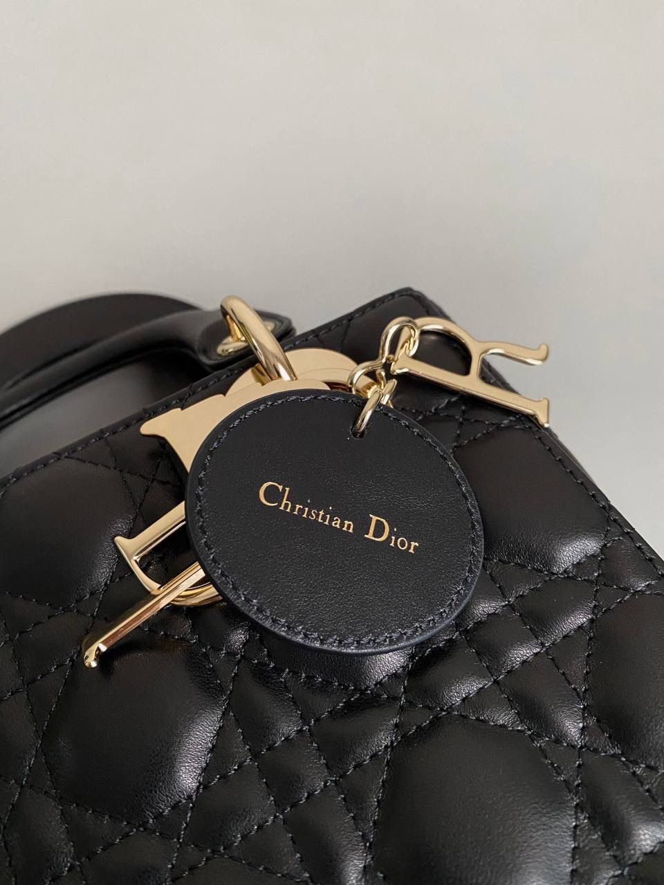 🈶黑色，四格 𝗗𝗜𝗢𝗥 𝗟𝗮𝗱𝘆七夕限定 在经典的基础上加了爱心小挂饰 让整个氛围有了爱的烂漫气息 戴妃作为经典的代表，怎么买怎么对 特别手拎时会显得整个人非常温柔优雅 我一直都推荐女生一定要有一只经典款 每个颜色都好好看，完全不需太纠结 20×16.5×8cm 4123m