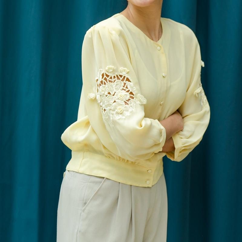 Vintage Japanese Light Yellow Floral Design on Sleeves Light Outer/Blouse (MT1606-33)