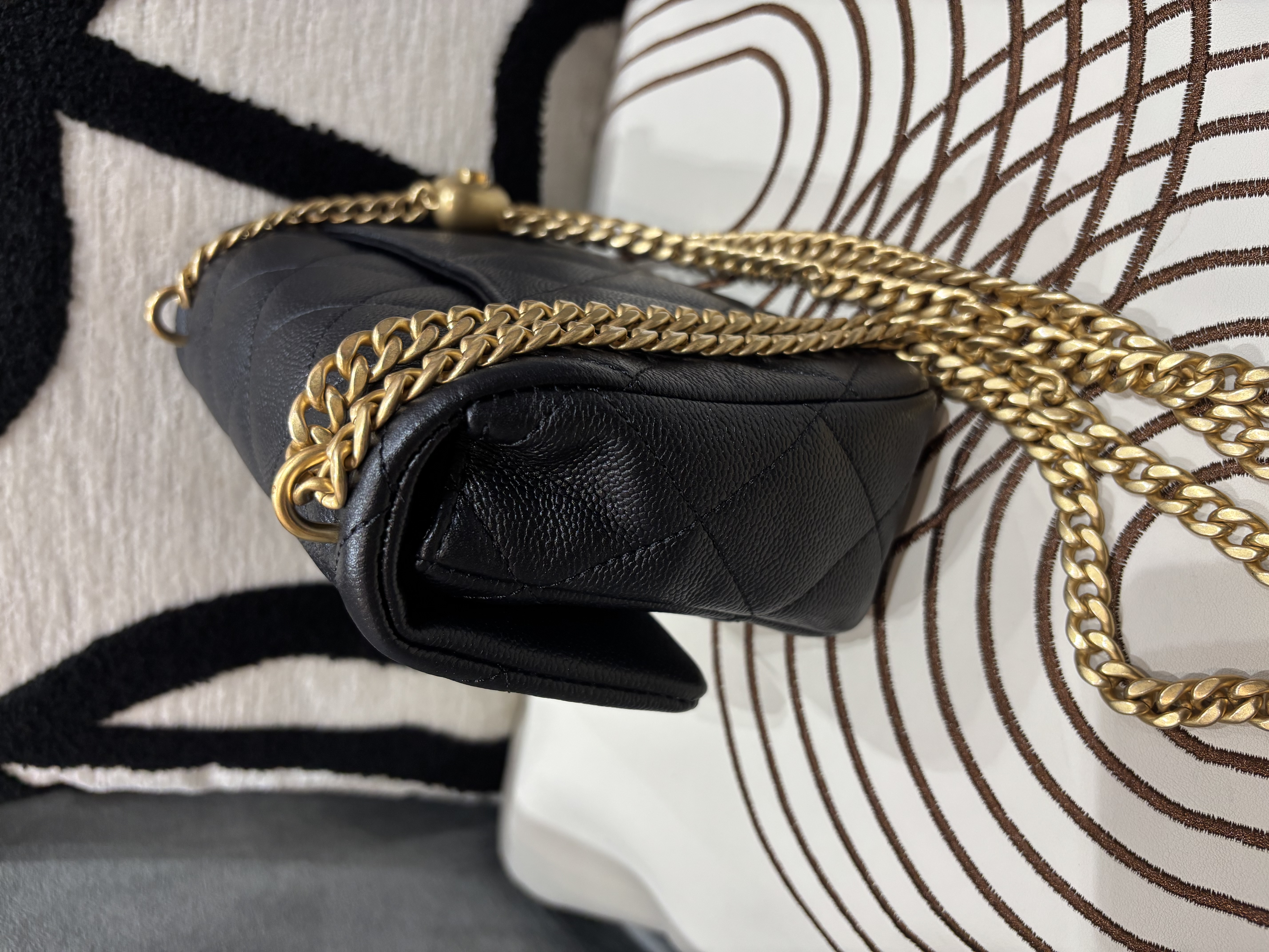 未使用品 Chanel flap bag 黑色魚子醬牛皮心心金球 心形調子求方胖子100%Authentic, Unused未使用品 ✅晶片✅收據✅Dust bag✅Box