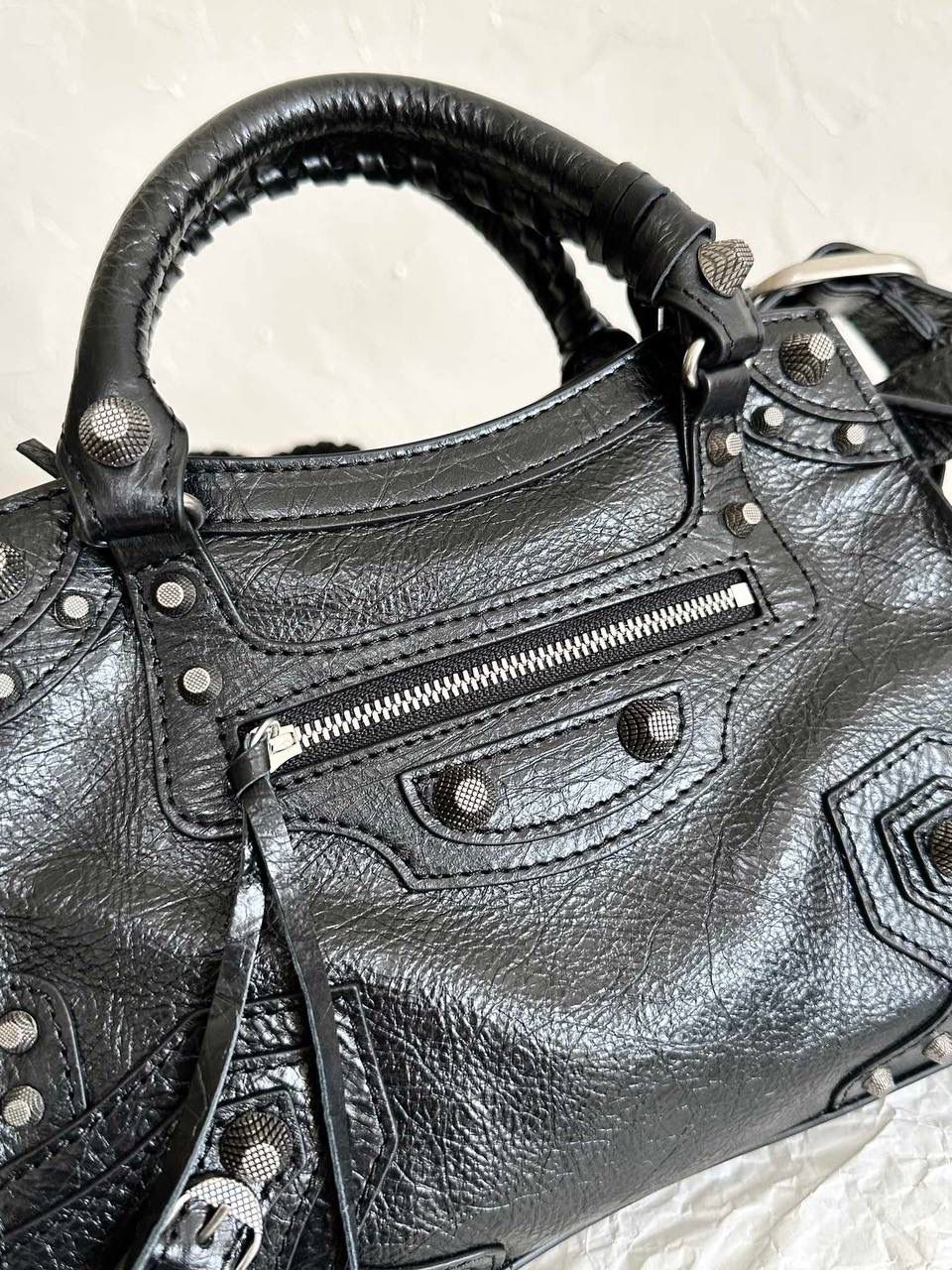 ba1enciaga Neo classic 机车包xs 黑银🖤 首先声明，我爱一切机车元素 无论是le cagole还是这只neo 喜欢大容量的姐妹冲这只 油蜡皮的不规则摔纹配上大量的五金配件 还有流苏拉牌➕爱心镜子➕零钱包挂件 极繁的魅力由此而来～ 辣妹酷妹冲冲！ 26×17.8×11.4cm700940m