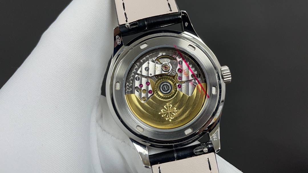 🌐新款到货🌐 百达翡丽最热门款式，PP复杂功能计时系列5146R 5147。功能方面的巧妙构思，外观上的合理布局，以及优越的机芯性能，无一不体现出百达翡丽大师们的独特设计，一件经典的艺术品。 采用39mm表盘直径，高性能Cal.324自动机械机芯，具备年历，日期，月份和月相显示功能，提供了强大的时间衡量功能，表盘设计中心大秒针，是时间易于读取。 相信这样的一款腕表会是很多爱表人士所梦寐以求的，但是就如它水中月的意象一样，可遇而不可求，所以，如果有个机会出现在你面前，那么就好好珍惜吧。