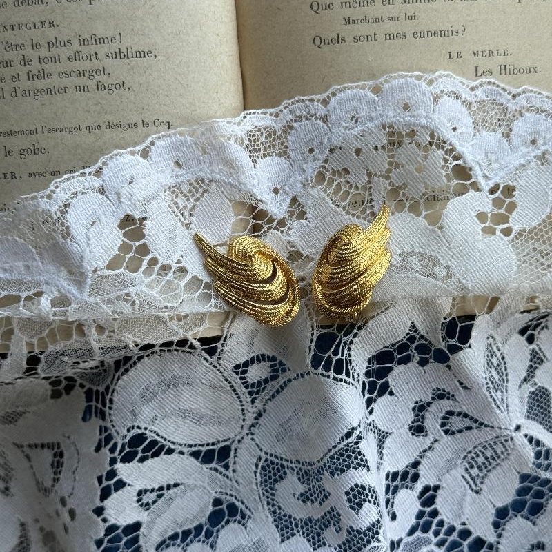1950s Monet Abstract Curve Motif Golden Clip Earrings (MT2070-15)