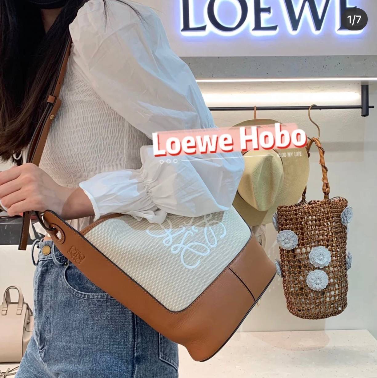 *𝘏𝘰𝘣𝘰 水桶通勤包 尺寸:32-26-13cm 编码:062108 【该尺寸没包装】 颜色:棕配米白（布配皮） Anagram标志性logo点缀，包身底部定型，自重超级轻，实用的桶形设计，巨能装哦！ 肩带可调节可斜挎and 侧背，追求潮流韩范儿的，甜酷风的迷弟迷妹们，走起，走起…😍😍