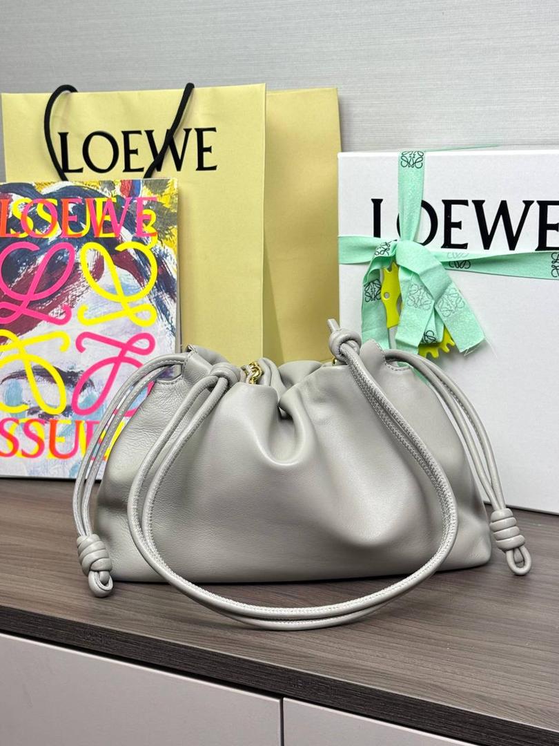 🎈中号链条款𝙁𝙡𝙖𝙢𝙚𝙣𝙘𝙤 𝙋𝙪𝙧𝙨𝙚羊皮 ——【银灰色】 尺寸：𝟯𝟬-𝟭𝟬.𝟓-𝟮𝟬𝐜𝐦 编码：012403 【配全套礼盒】 👉🏻延续福袋收缩绳褶皱设计•羊皮包身手感细腻柔软❤️ 👉🏻链条肩带➕皮肩带的双肩带设计•时尚百搭•给足了集美们多样化的选择。肩带可拆卸可调节•磁扣开合•正面烫金𝙇𝙤𝙜𝙤•呈现出高贵典雅的视觉感😍 👉🏻独家背景➕独家品质➕独家全套砖柜礼盒套装•市场高端品质皆在我手✌🏻