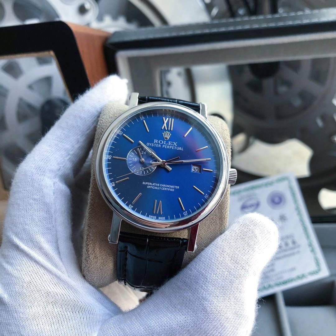 💎品牌：劳力士（领先新品，浩瀚大气）奢华大气类型：精品男士腕表（新品）表带：真牛皮表带(舒适)机芯:进口全自动机芯（稳定）材料：矿物质防刮镜面（高清，耐磨）大气爆款 豪情风格 腕间瑰宝 匠心独蕴 尺寸：直径40mm厚度12mm热卖上市！