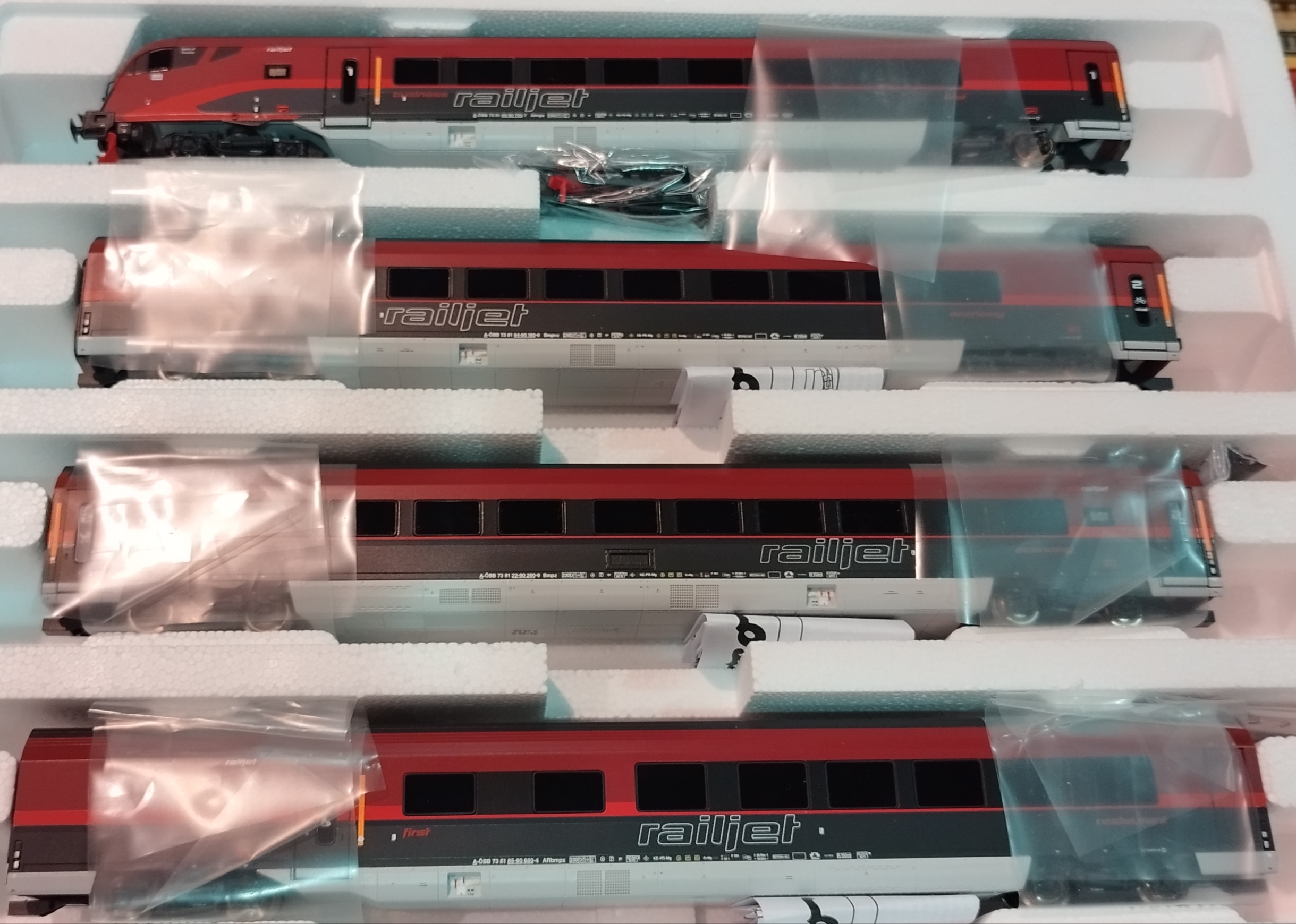 Roco Railjet OBB High Speed Coach set (4pcs HO-scale) D.C. 2-rail