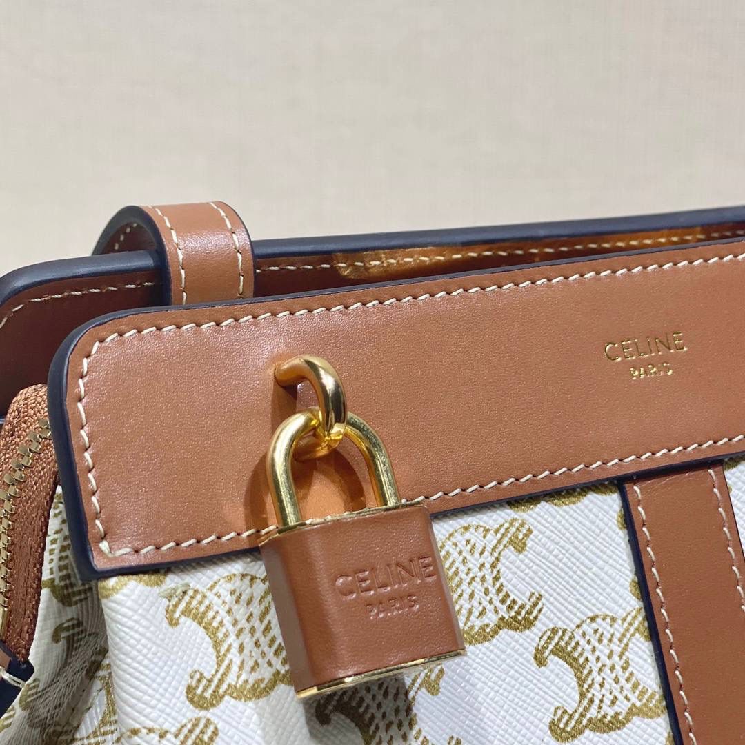 🔥大货实拍图 𝗖𝗘𝗟𝗜𝗡𝗘 ♥ 𝗧𝗘𝗘𝗡 𝗖𝗔𝗕𝗔𝗦 𝗗𝗘 𝗙𝗥𝗔𝗡𝗖𝗘 当季限定款💁‍♀️不会经常撞款的幸运锁包。型号：191992 尺寸：19*16*11cm